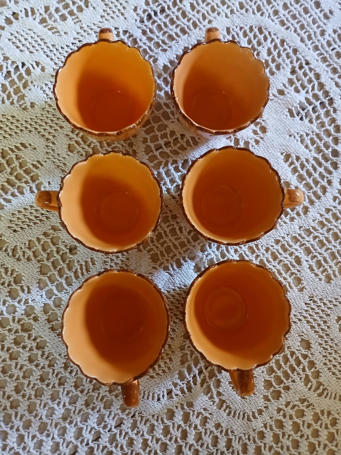 6 tasses à café et soucoupes style barbotine