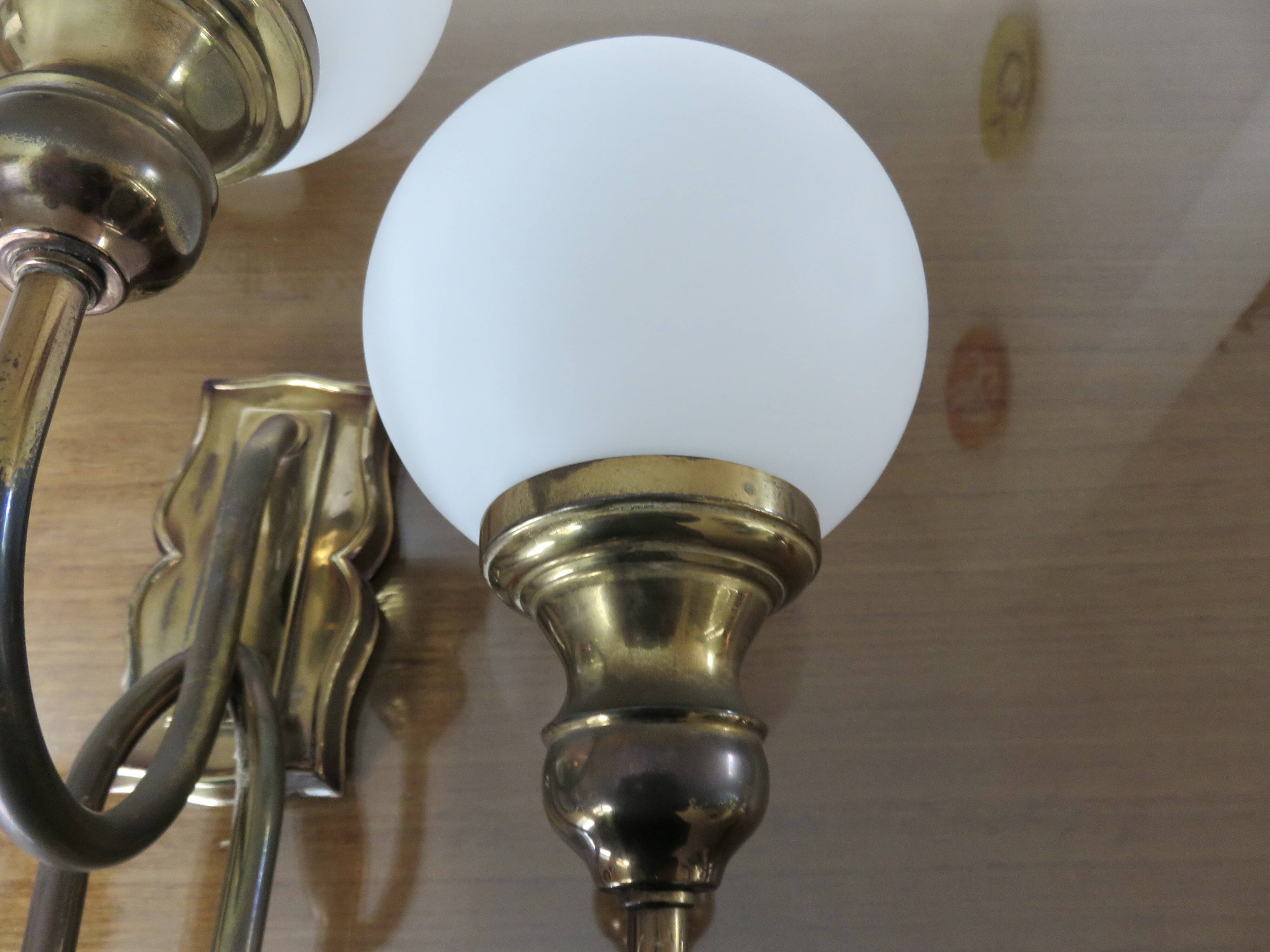 Triple "Hollywood Regency" wall light in brass and opaline, 1970