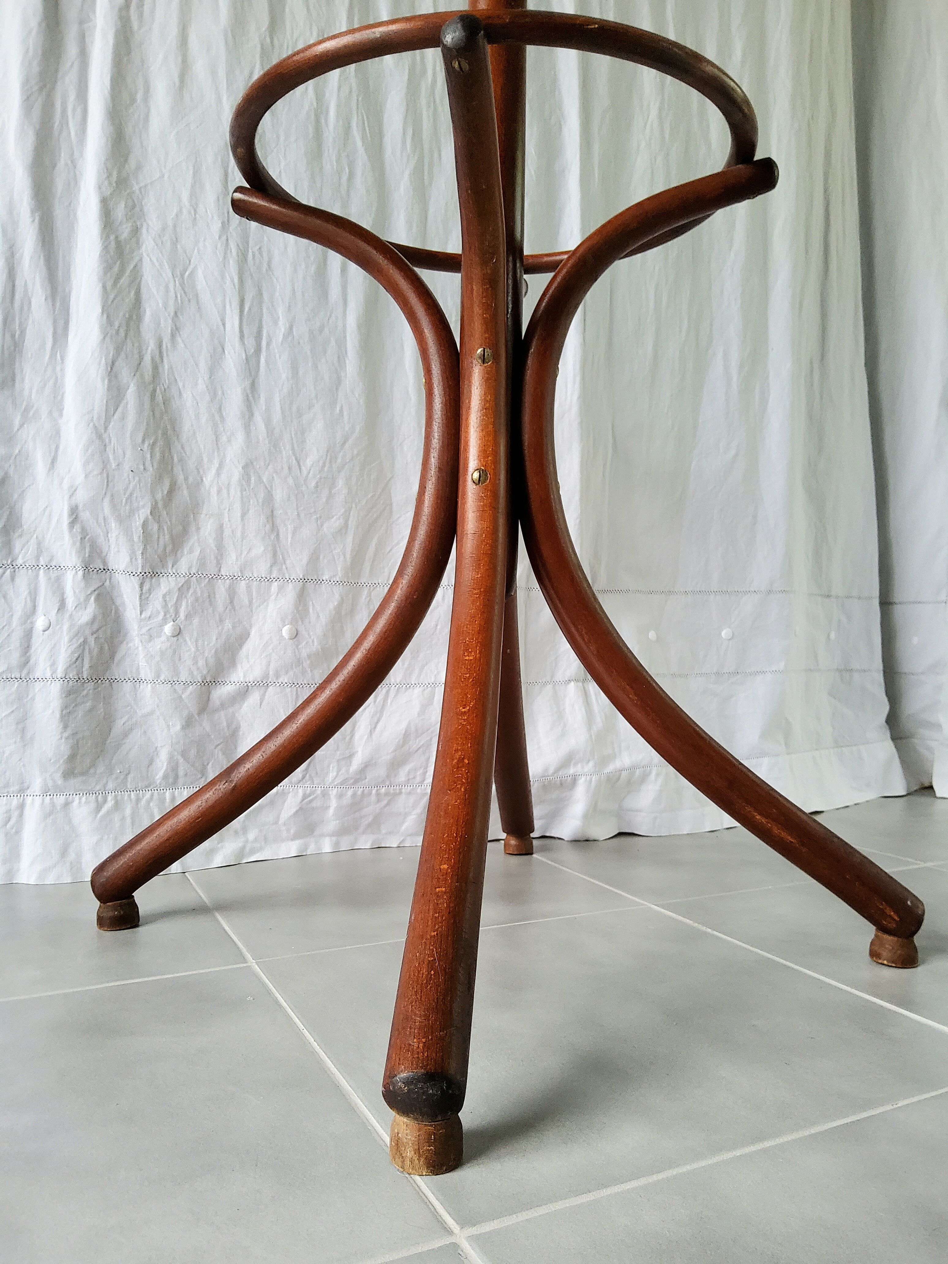 Coat rack parrot Thonet