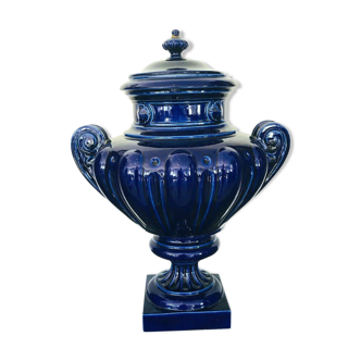 Vase Médicis en faïence bleu vernissée couvert XX siècle