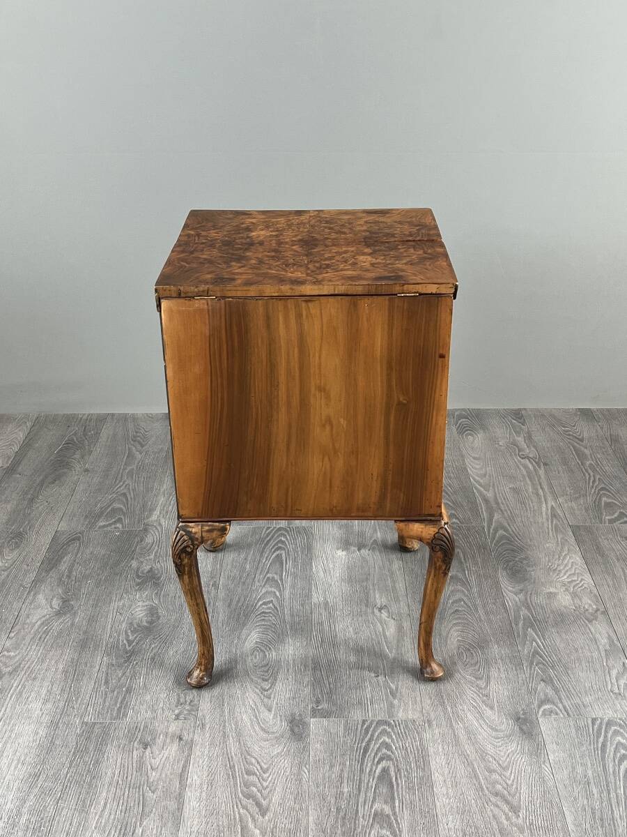 Bureau de style Queen Anne en placage de loupe de noyer, XXe siècle