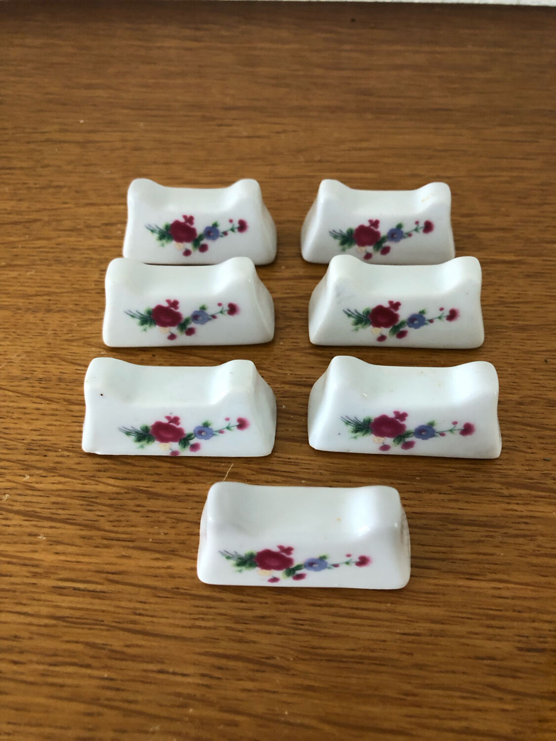 7 portes couteaux vintage en porcelaine décor floral