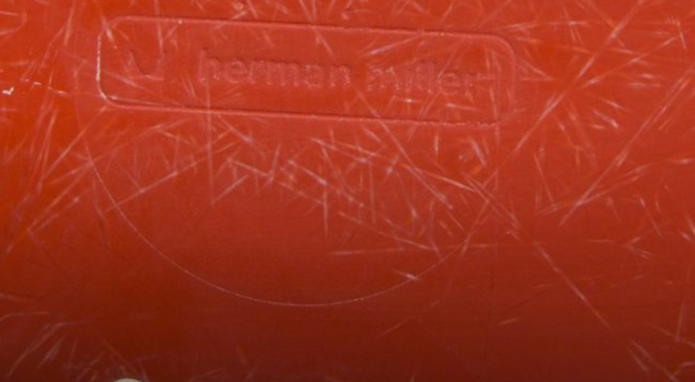Chaise Eames produite par Herman Miller rouge