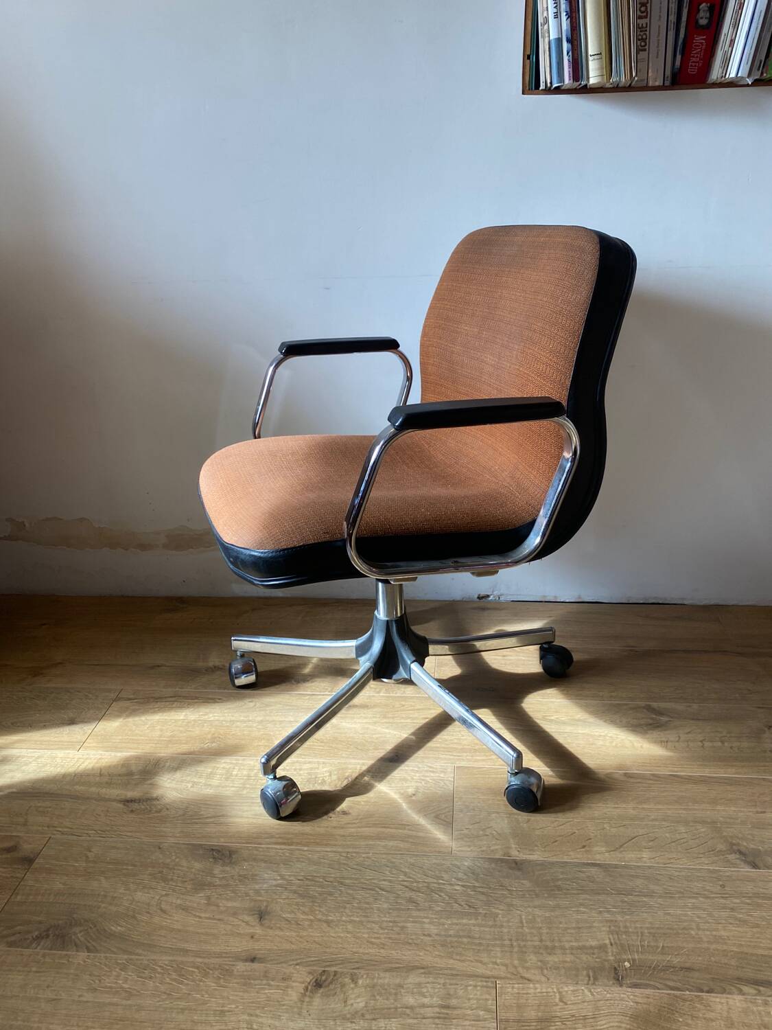 Swivel office chair with casters