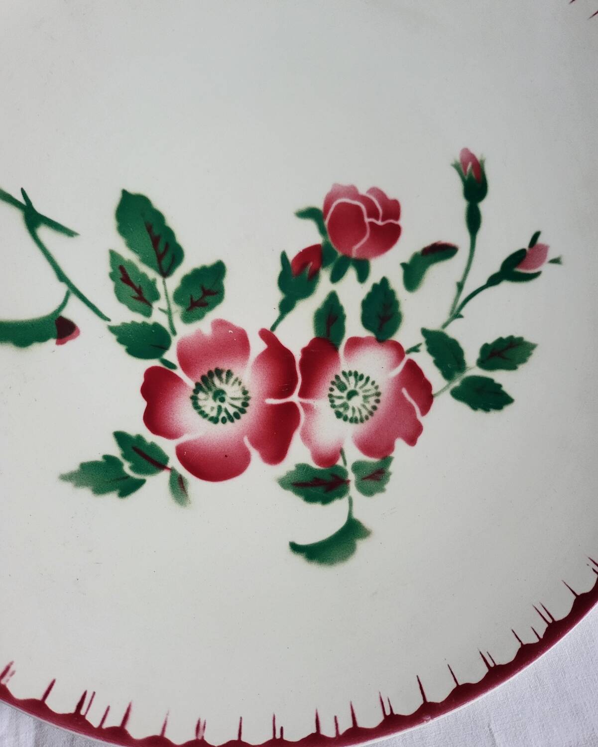 Sarreguemines earthenware cake plate, Épernay pattern