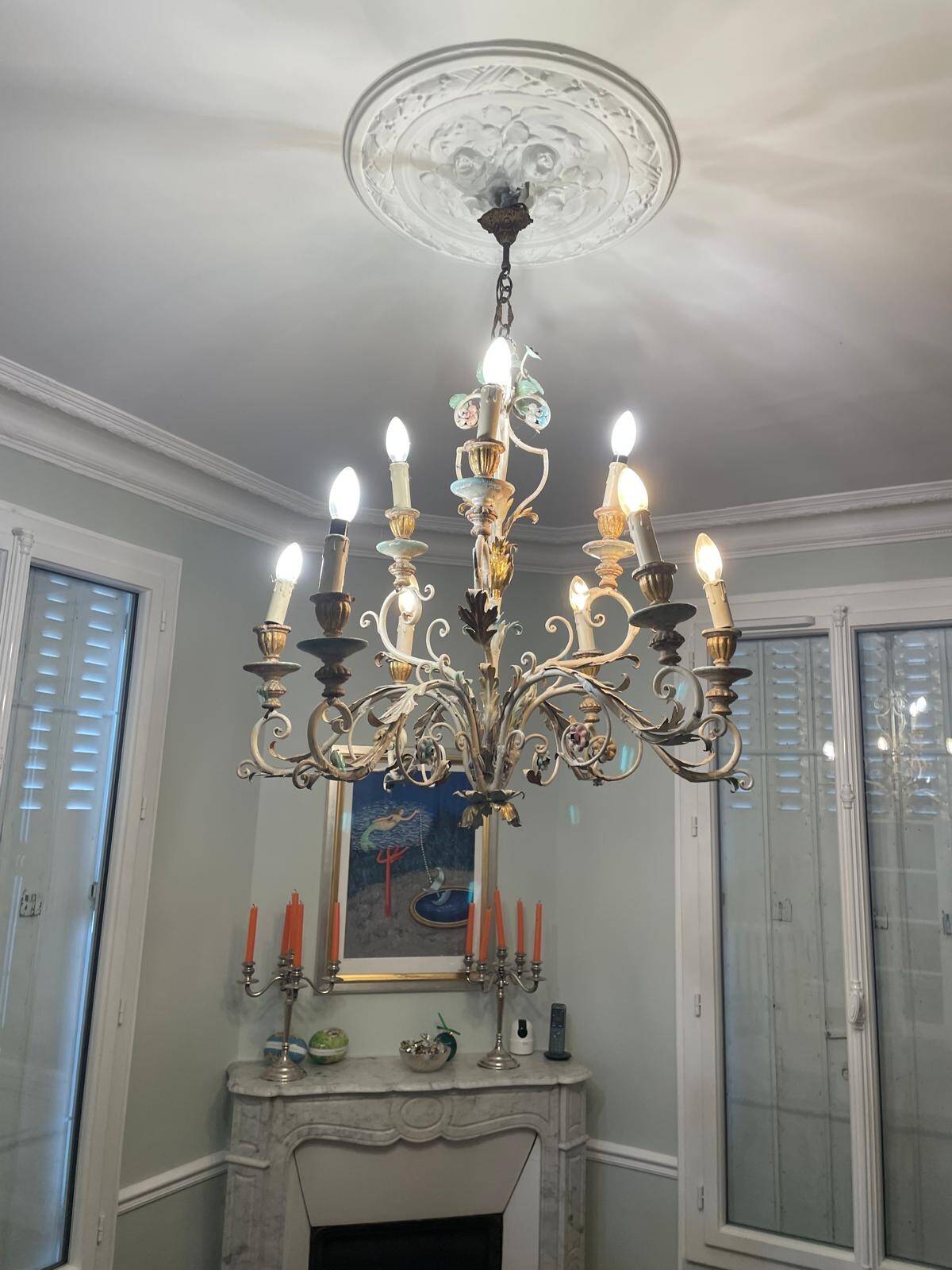 Lustre à bougies en fer forgé avec fleurs