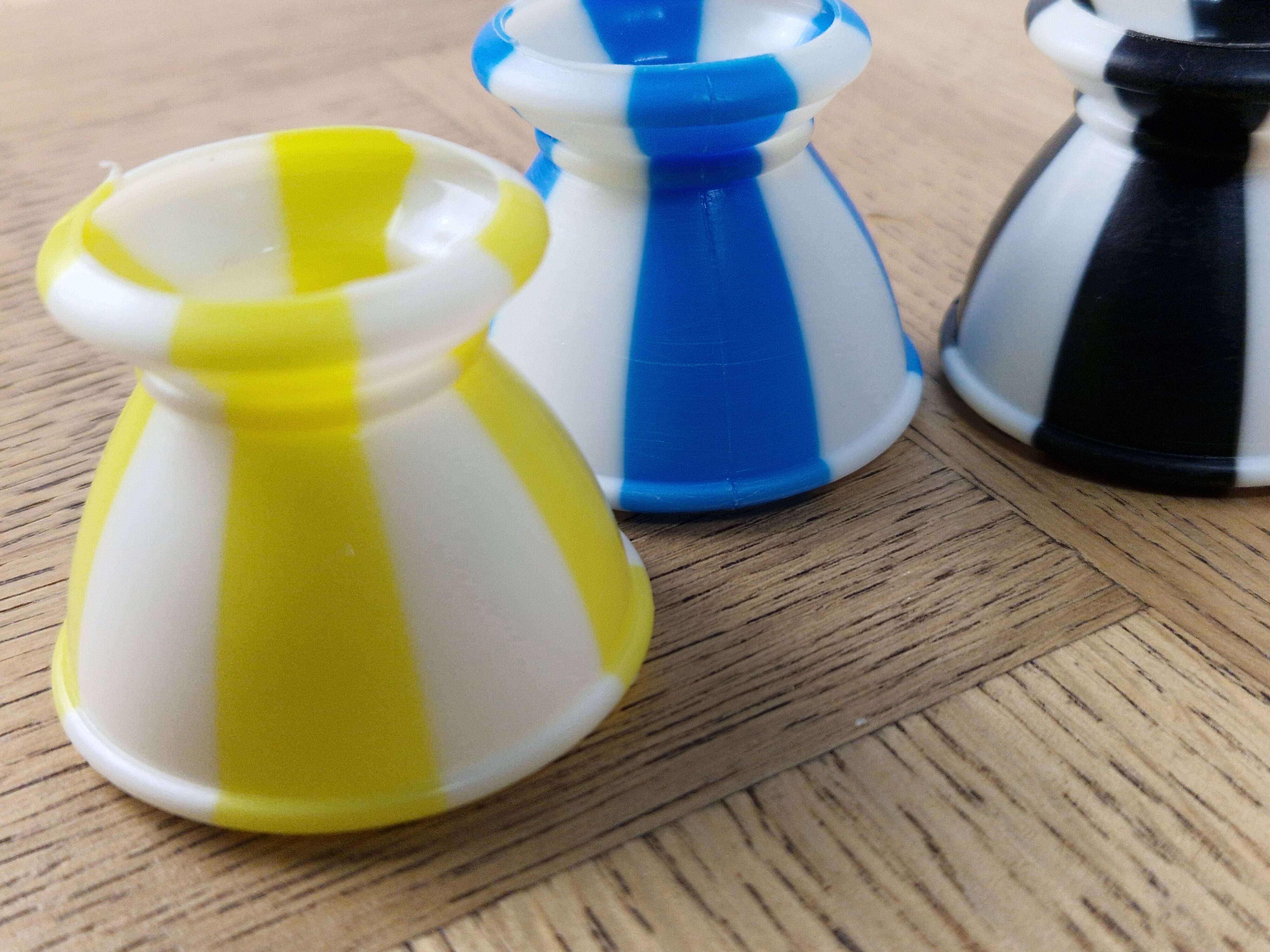 5 egg cups in the shape of a diabolo from the 60s/70s.