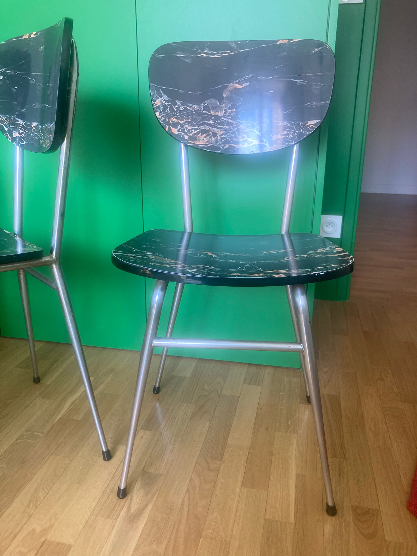 4 chairs and marble effect Formica coffee table