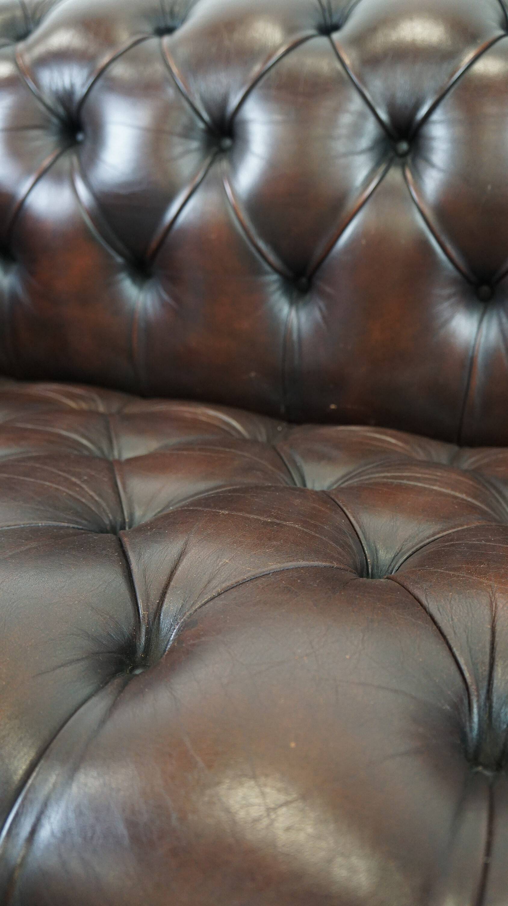 Dark-flamed english chesterfield 2.5-seater sofa/button seat