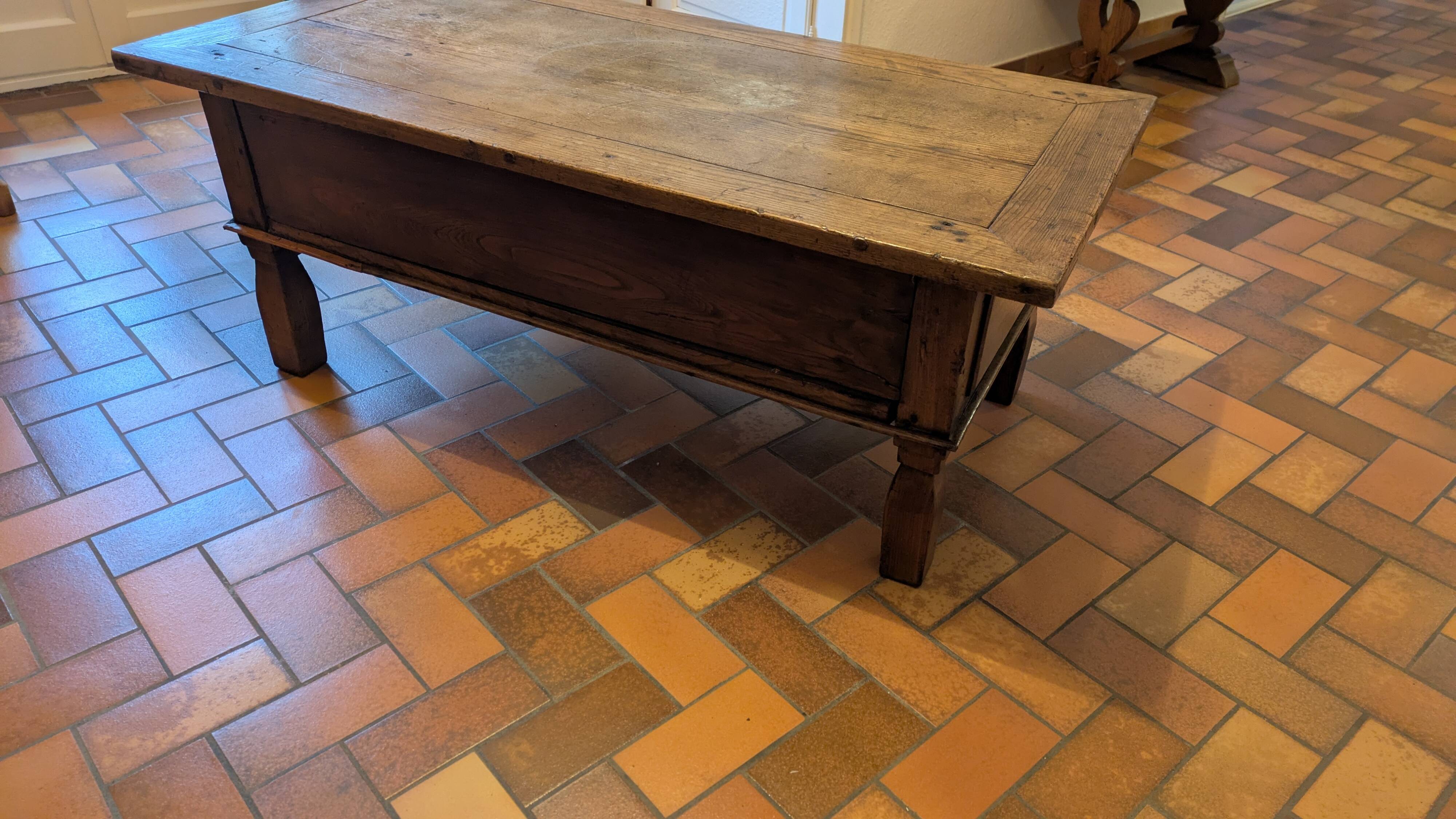 Solid oak coffee table in the style of a maie.