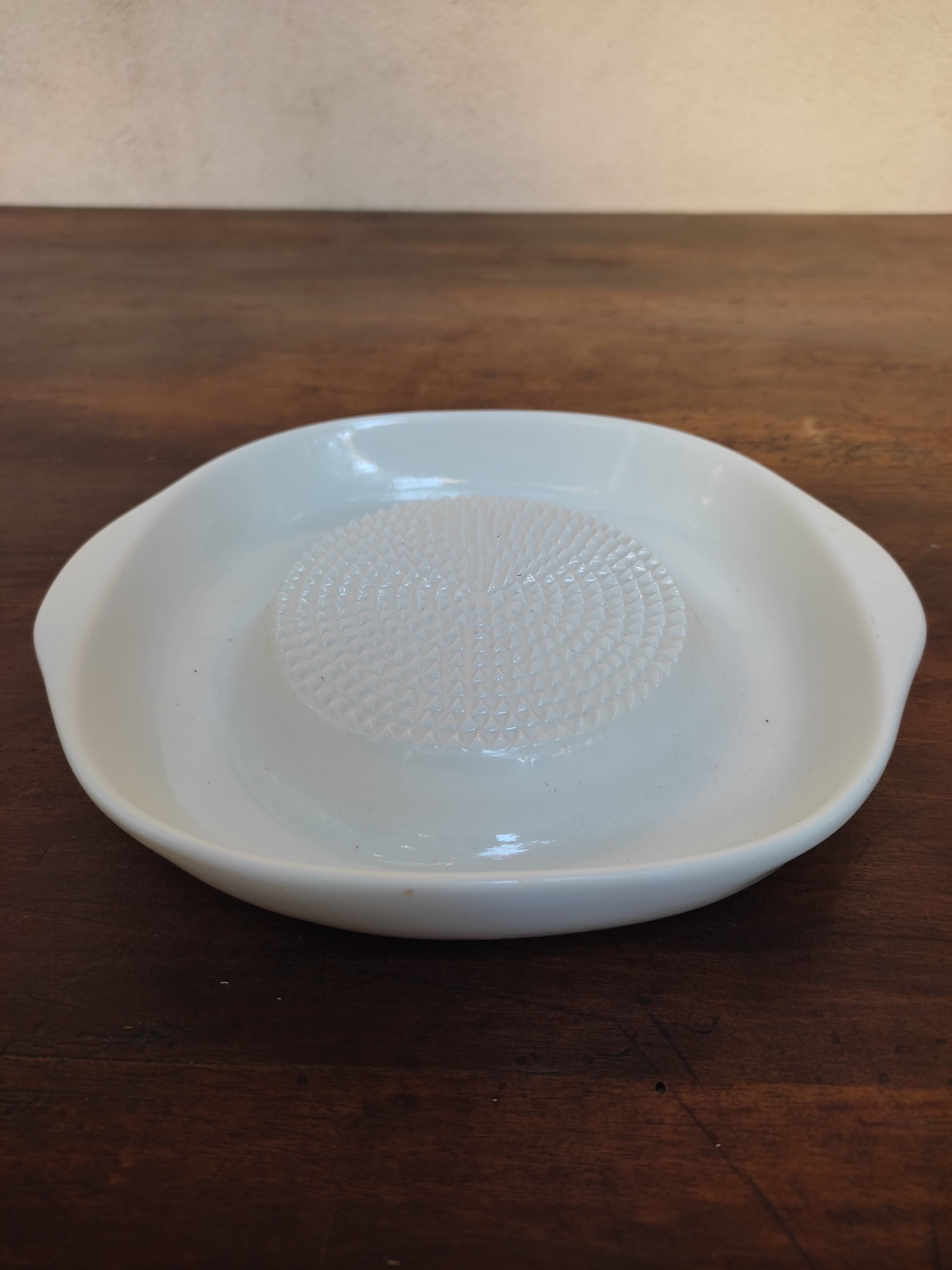 Porcelain garlic scraper