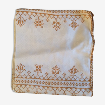 Nappe damassée aux motifs dorés