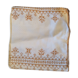 Nappe damassée aux motifs dorés