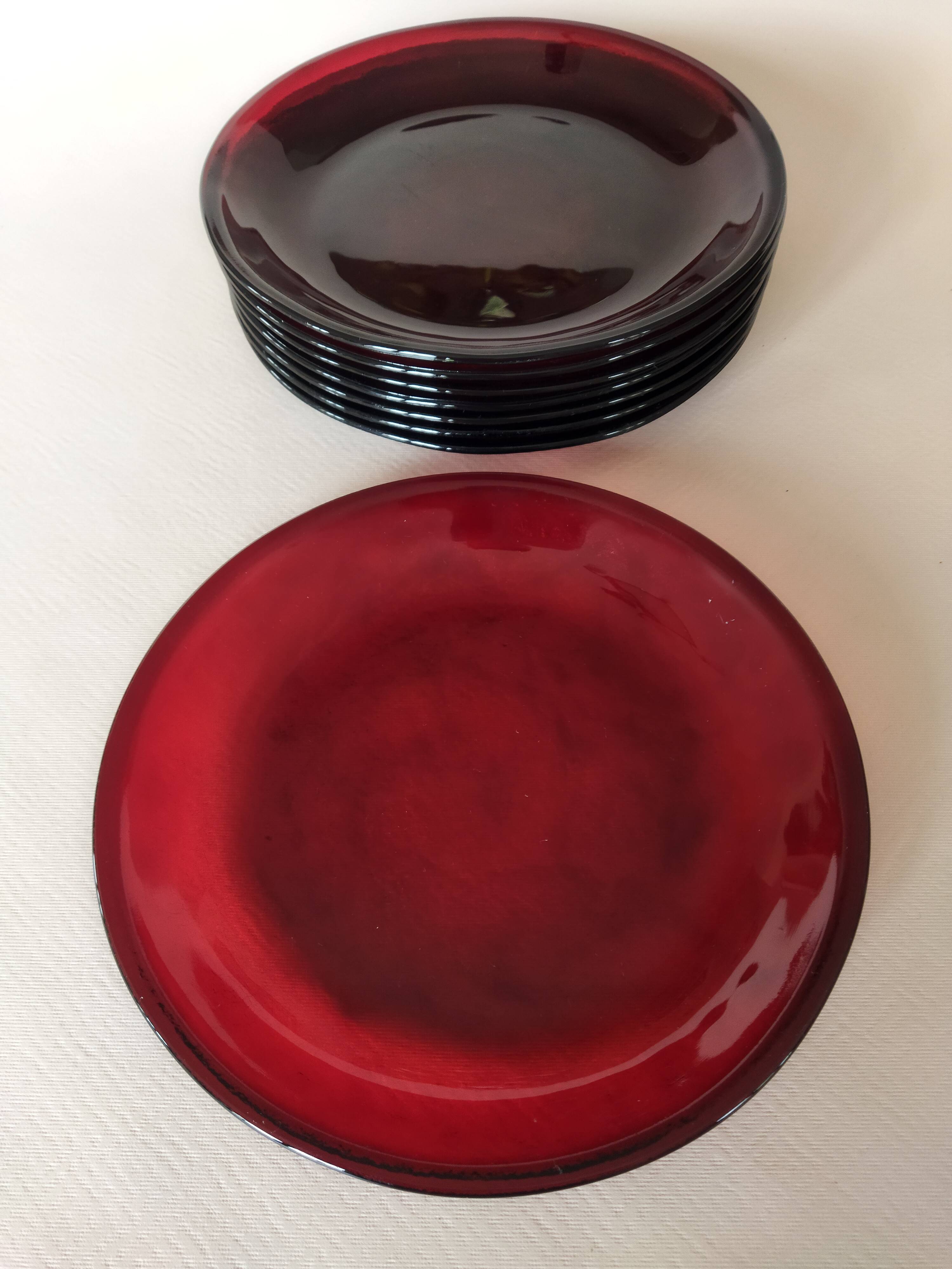 8 Arcoroc Sierra Rubis dinner plates