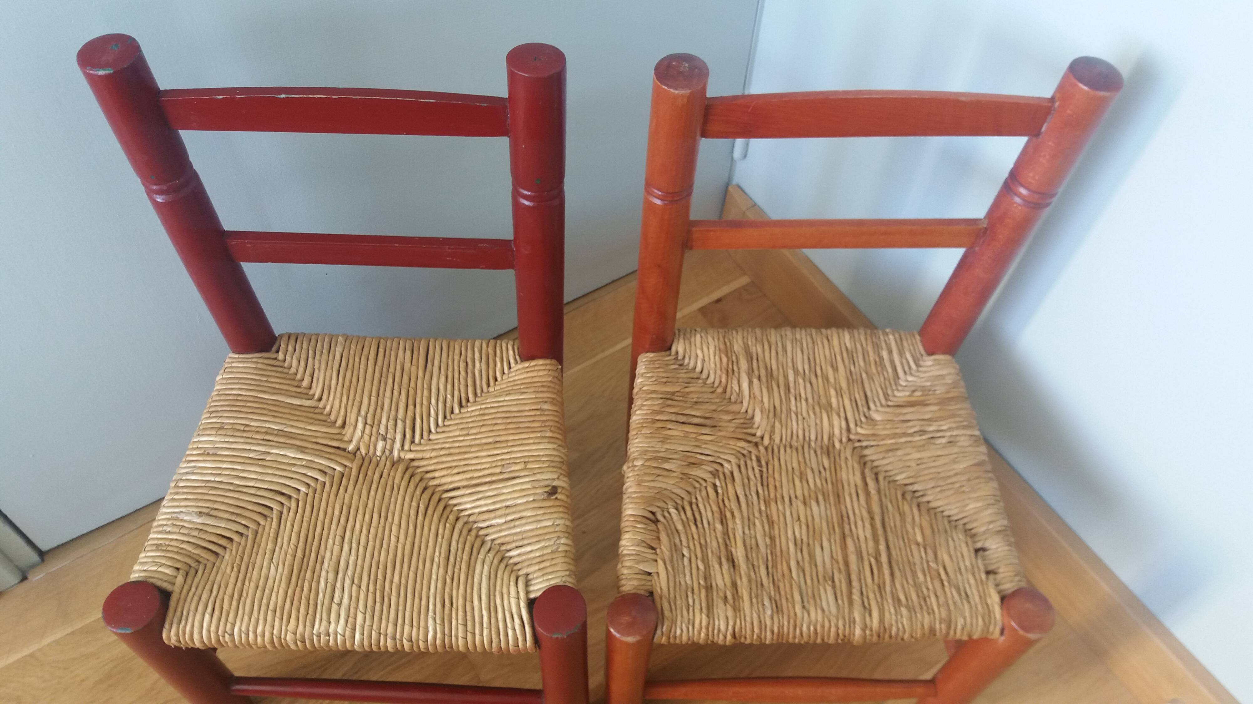 Children's straw chairs made of wood and straw.