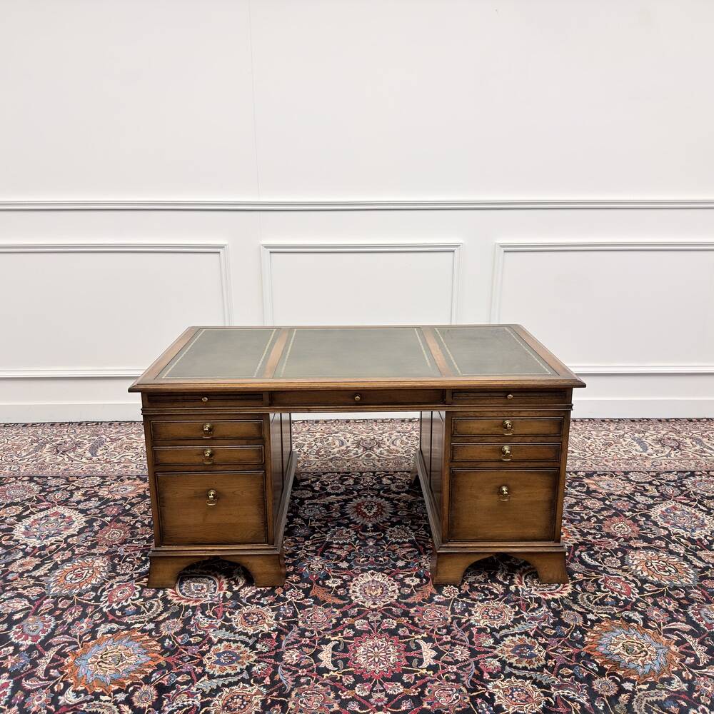 Bureau Chesterfield RAC Classic English