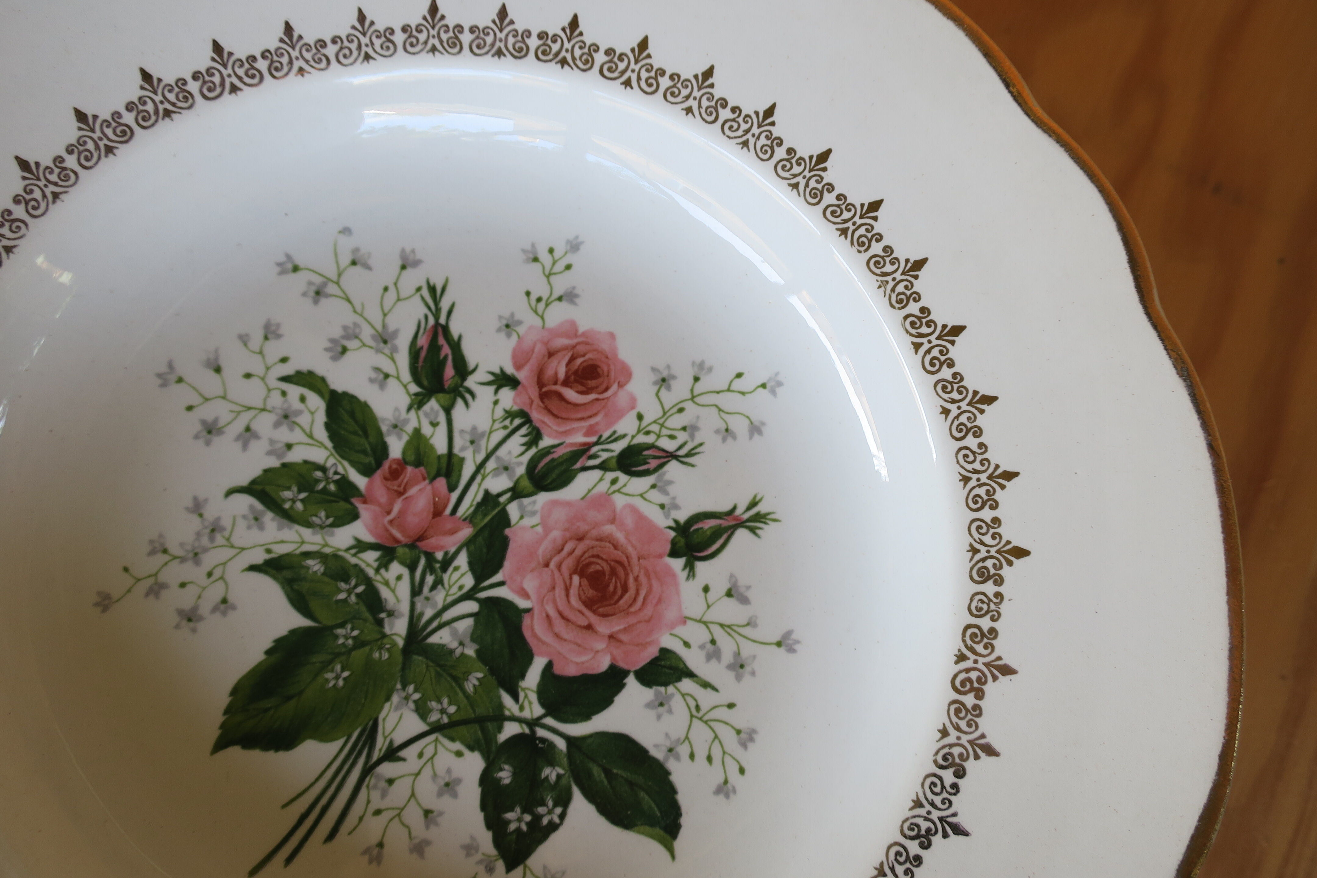 6 vintage plates with central pink
