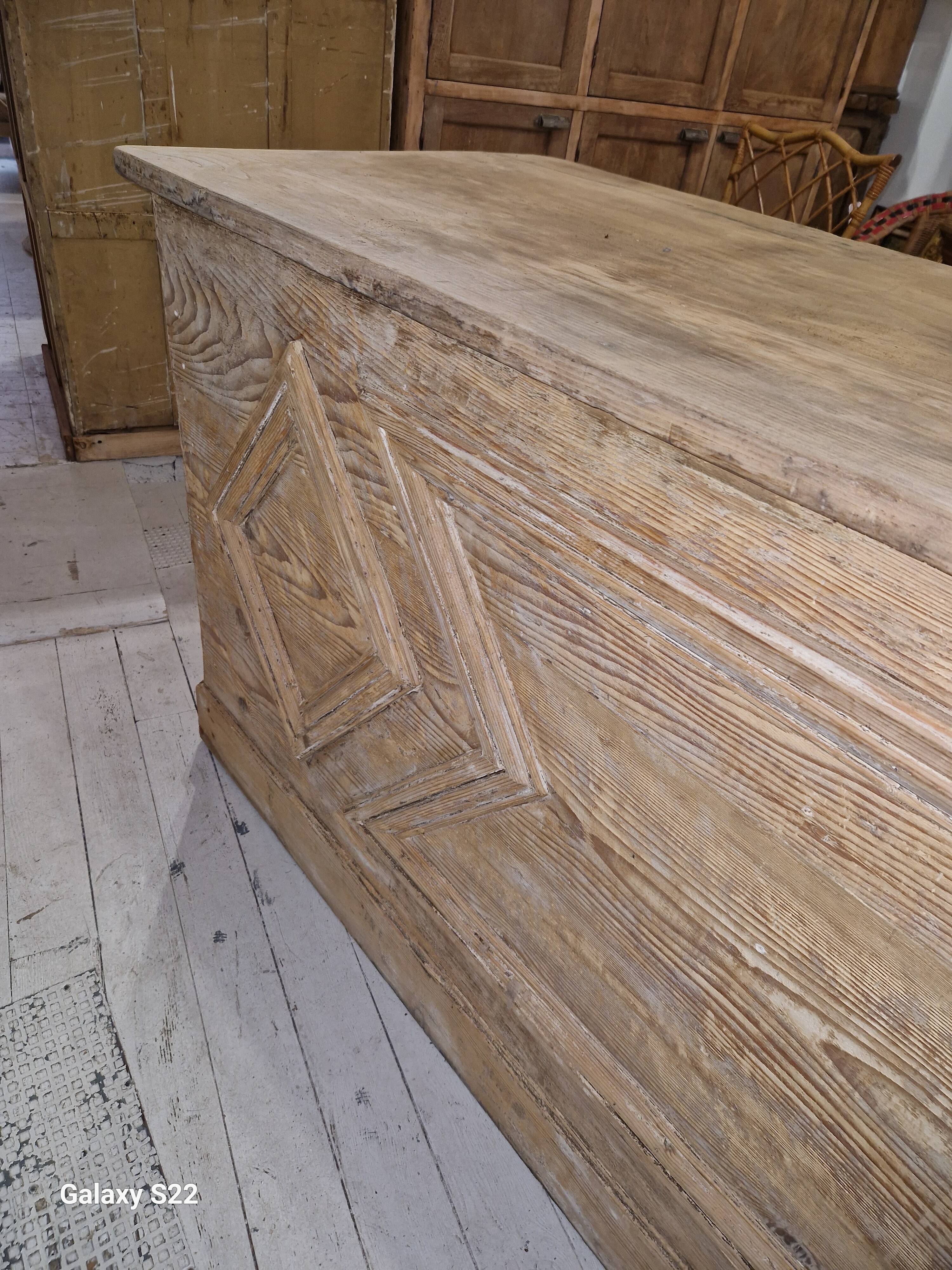 banque en pin 24 tiroirs