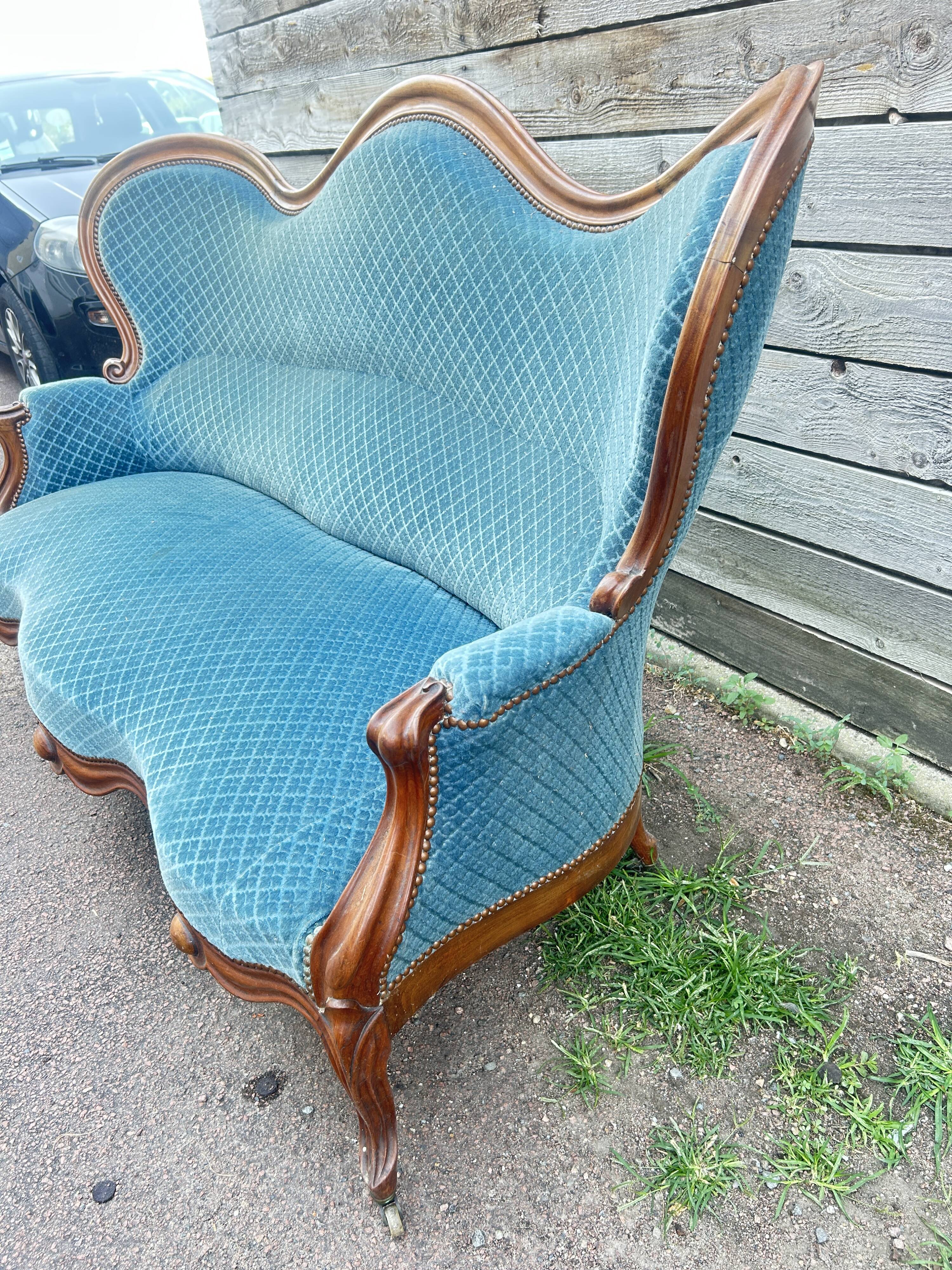Napoleon III walnut canapé, blue velvet fabric.
