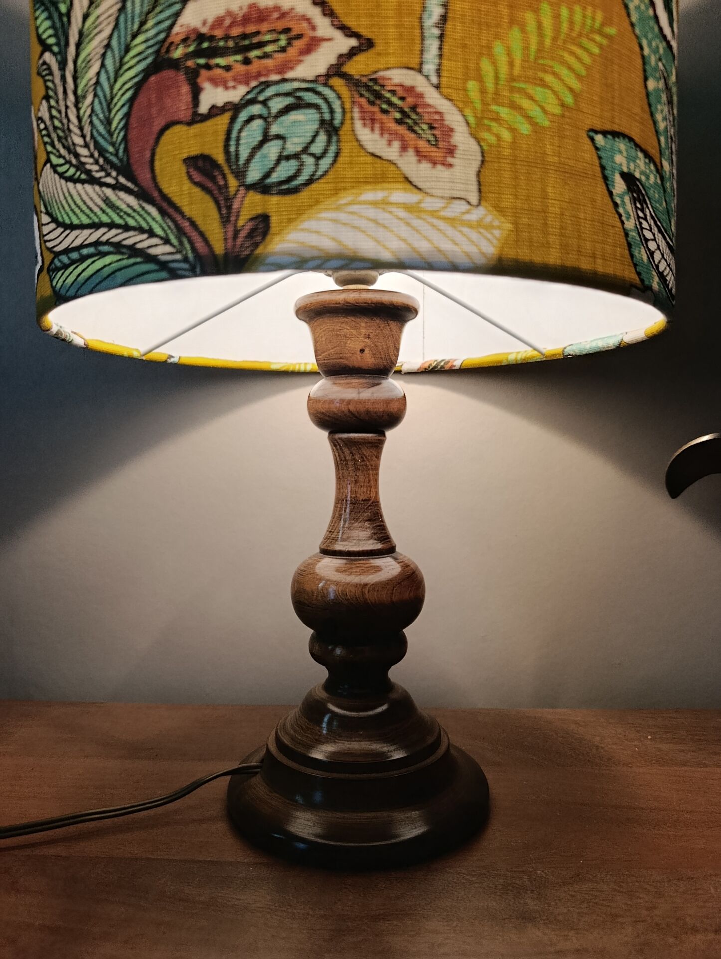 Lampe à poser bois tourné ancien | imprimé ocre végétal & botanique 