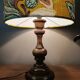 Lampe à poser bois tourné ancien | imprimé ocre végétal & botanique 