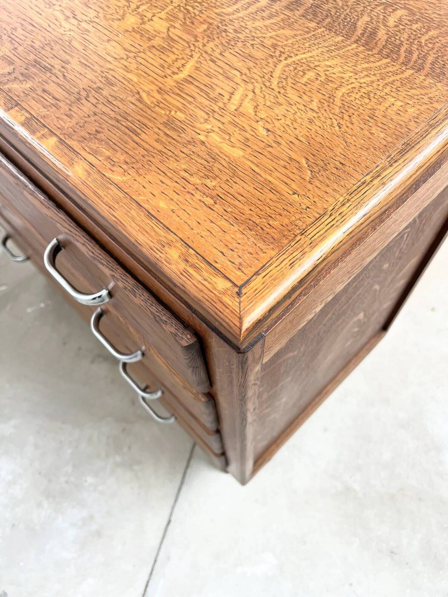 Commode vintage en chêne et poignées chrome – années 60