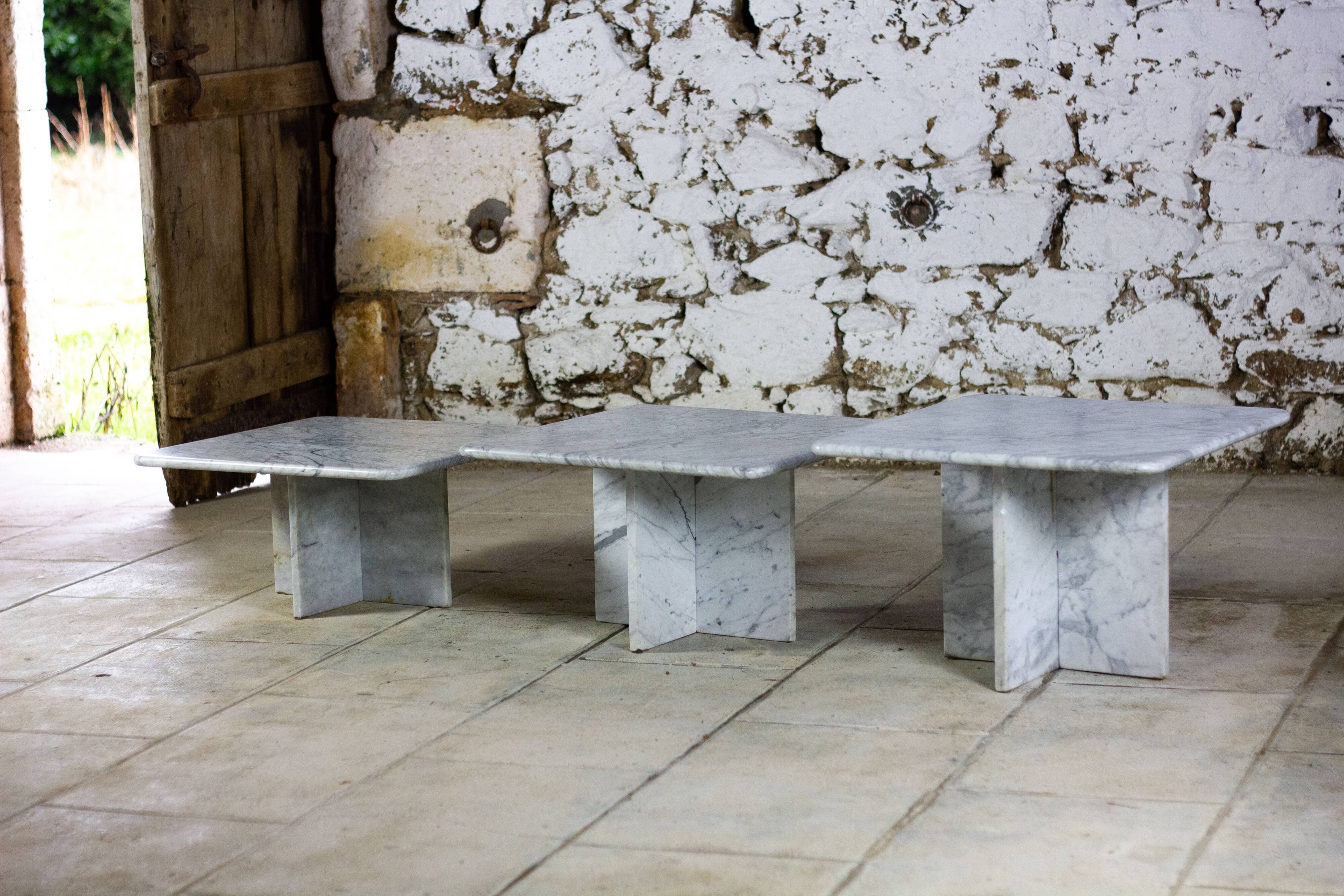 Ensemble de trois tables gigognes en marbre, 1970