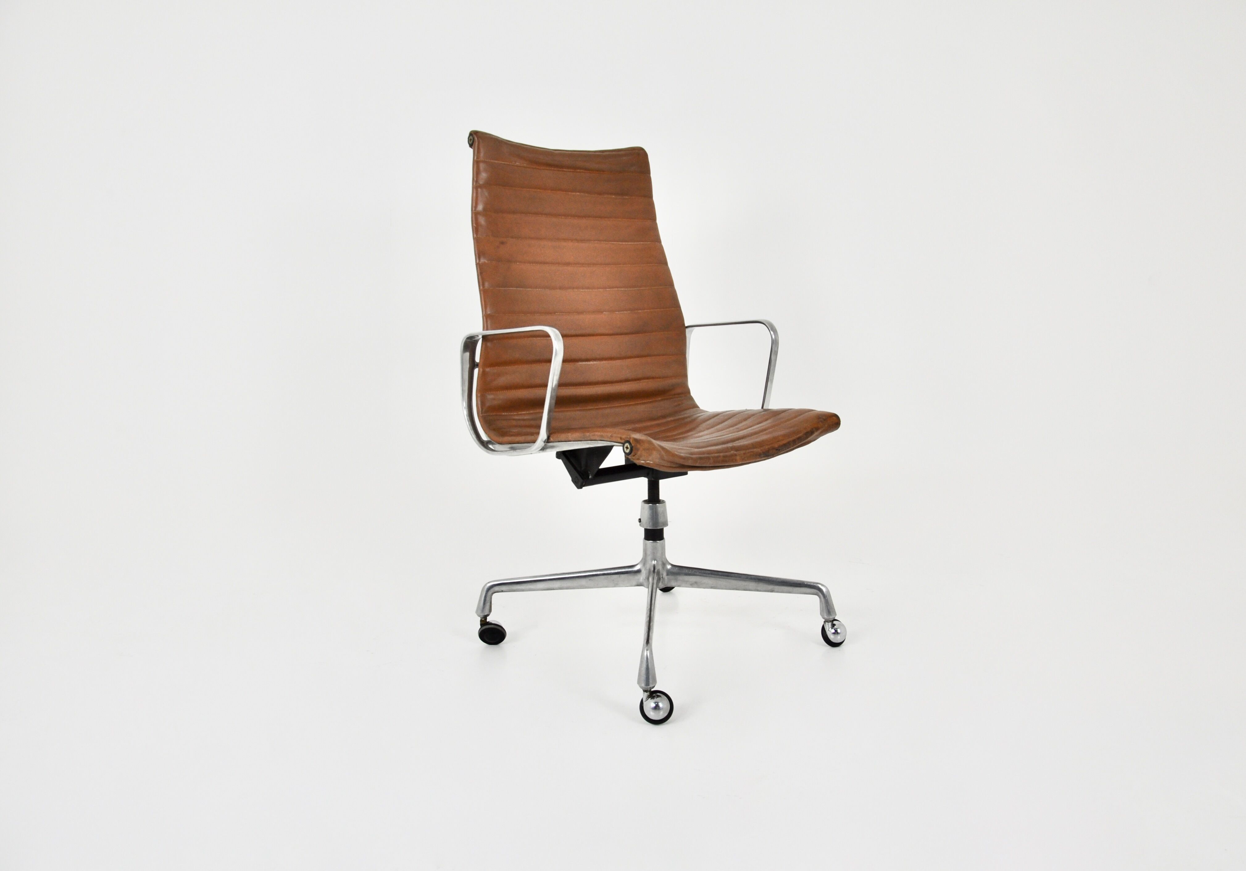 Office chair by Charles & Ray Eames for Herman Miller 1970S