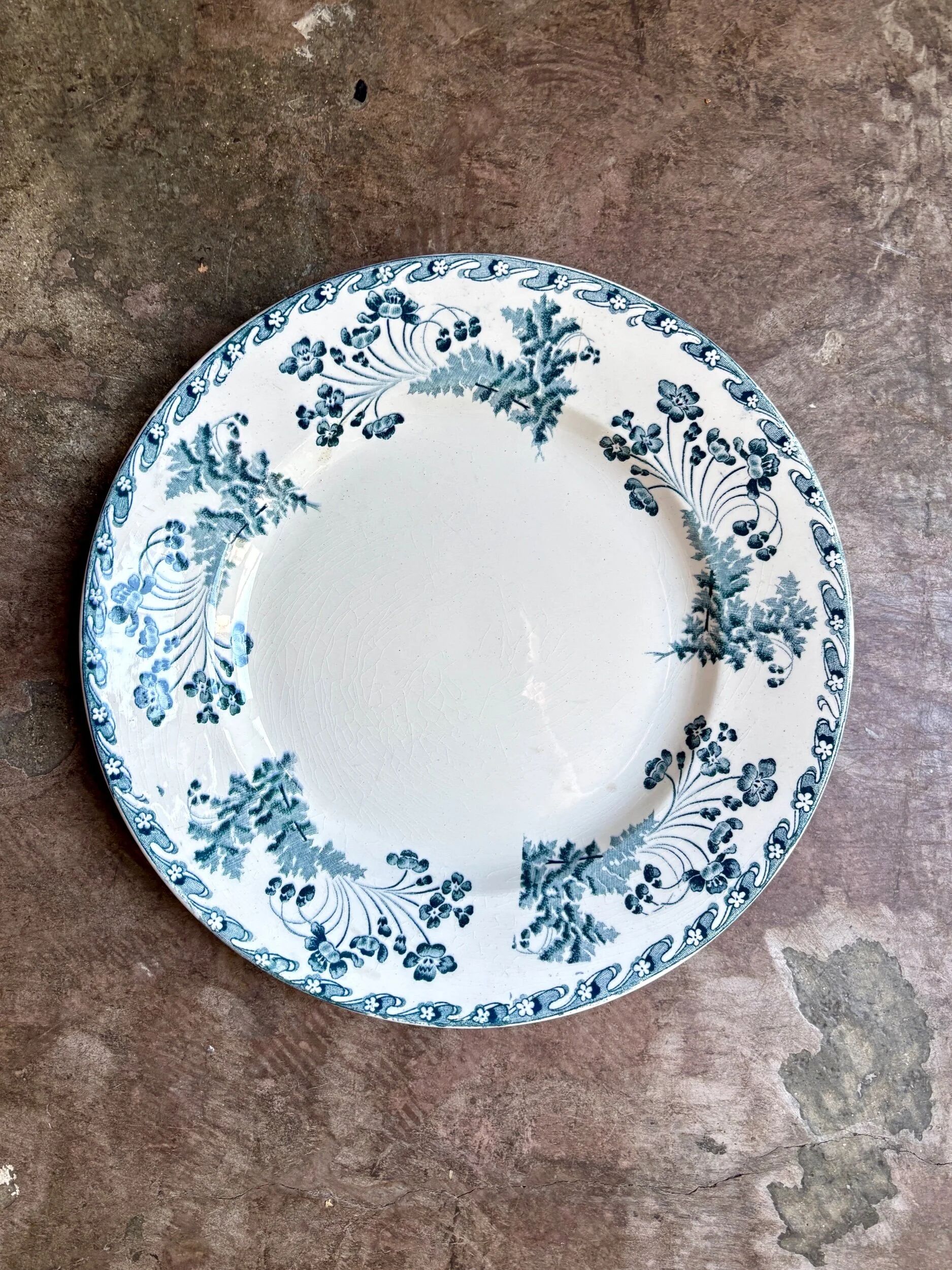 Round plate Longwy in blue ironstone, "Chartres" service.