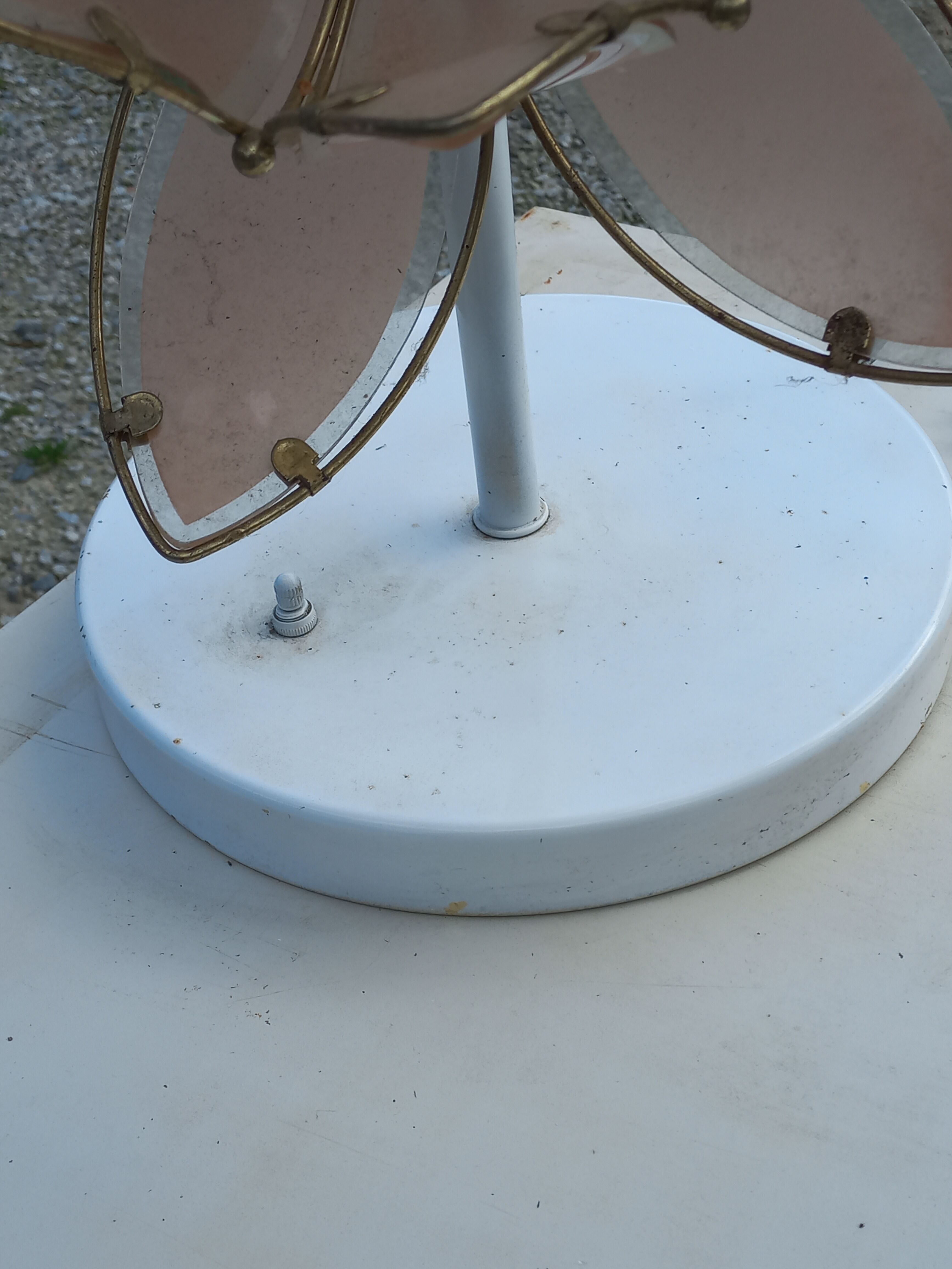 Paire de lampadaires des années 70 en métal laqué  fleurs en verre et métal doré
