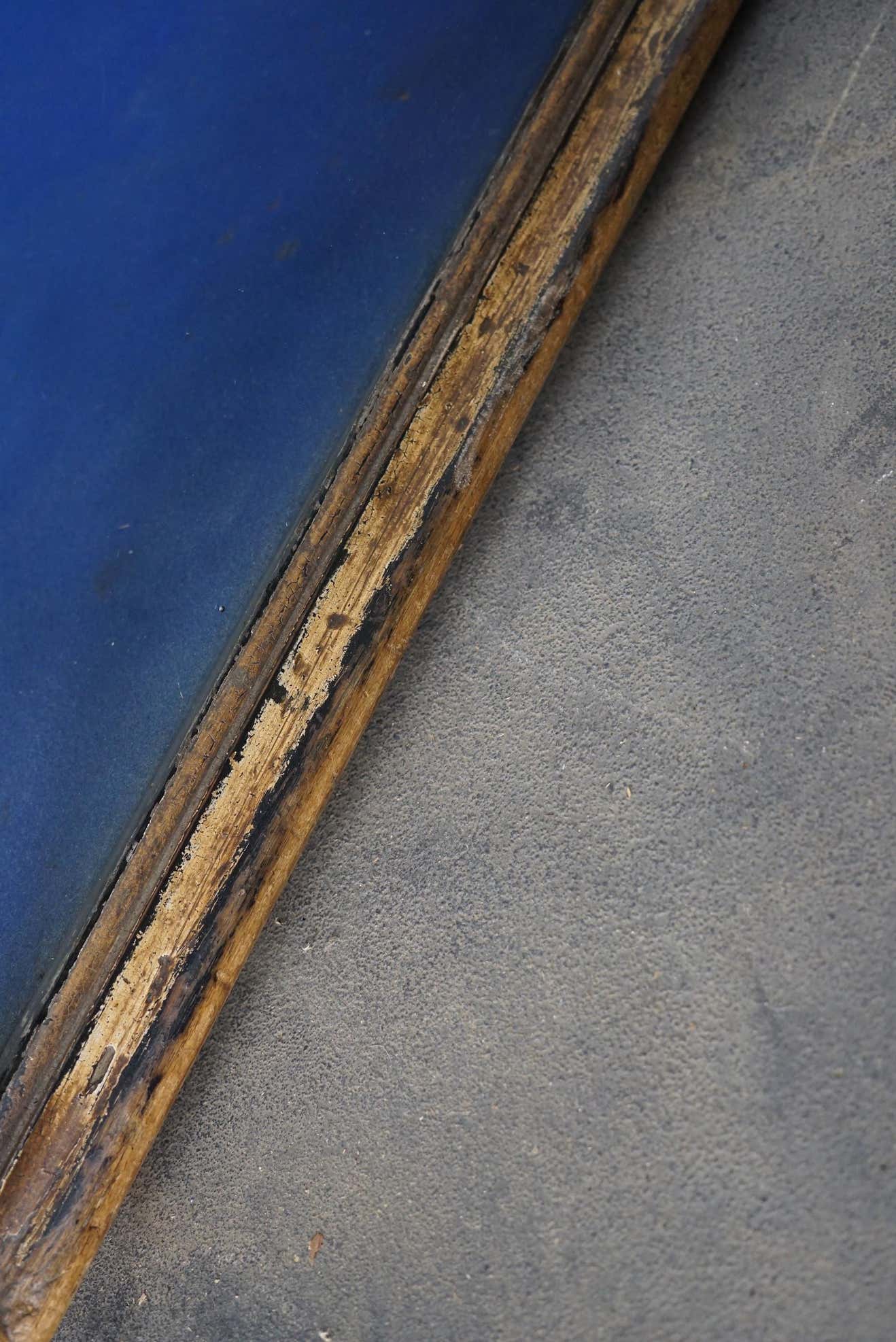 Mahogany showcase painted at the end of the nineteenth century