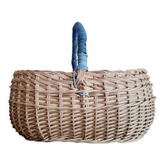 Basket with rattan handle and blue thread