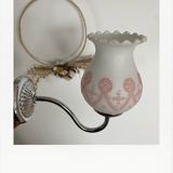 Applique chrome et opaline, touches de rose
