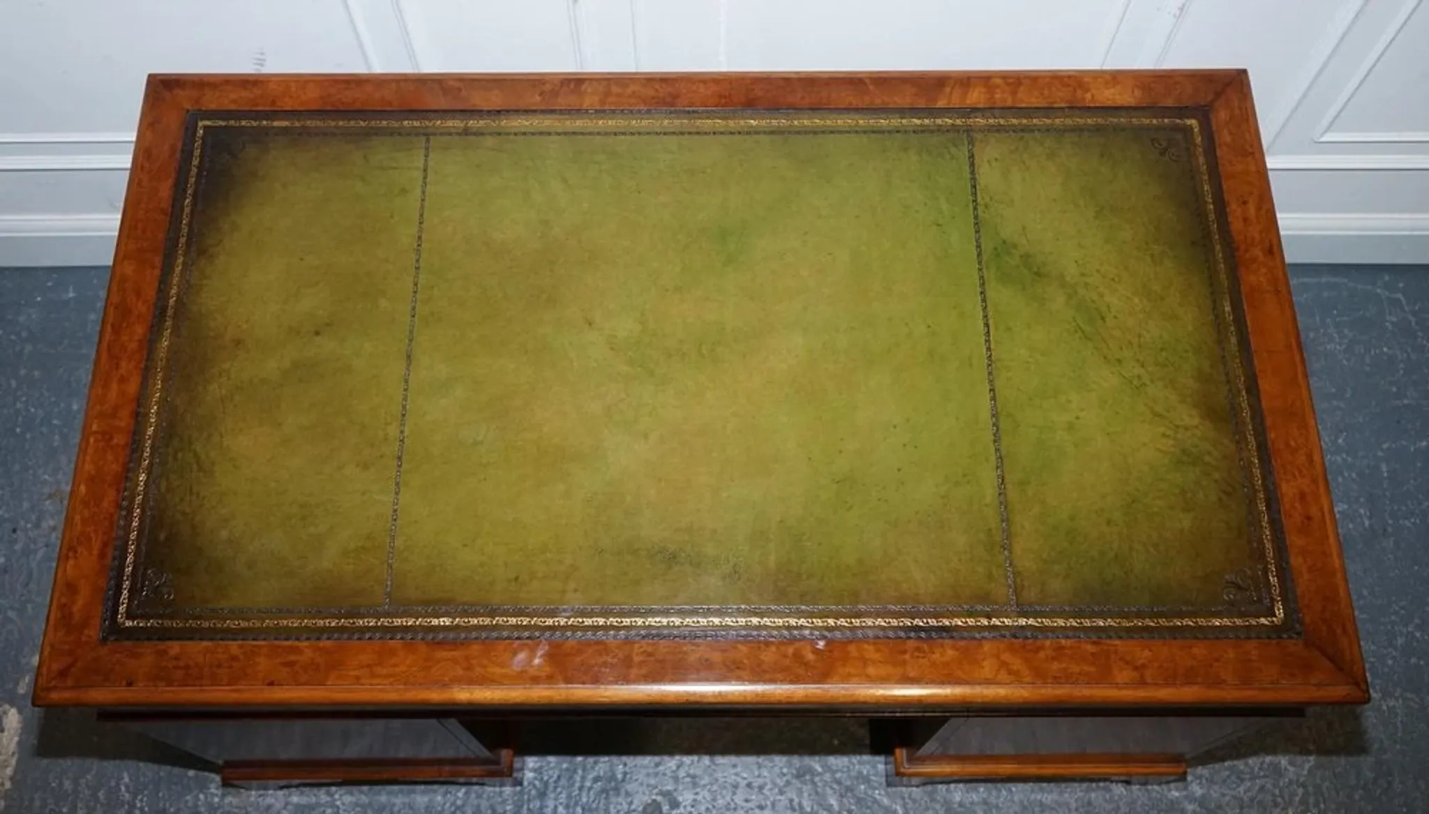 Victorian Pedestal Desk in Walnut and Hand-Dyed Leather