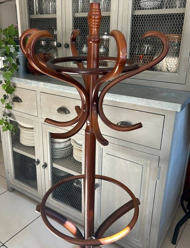Curved wooden parrot coat rack with a swivelling head - Thonet style