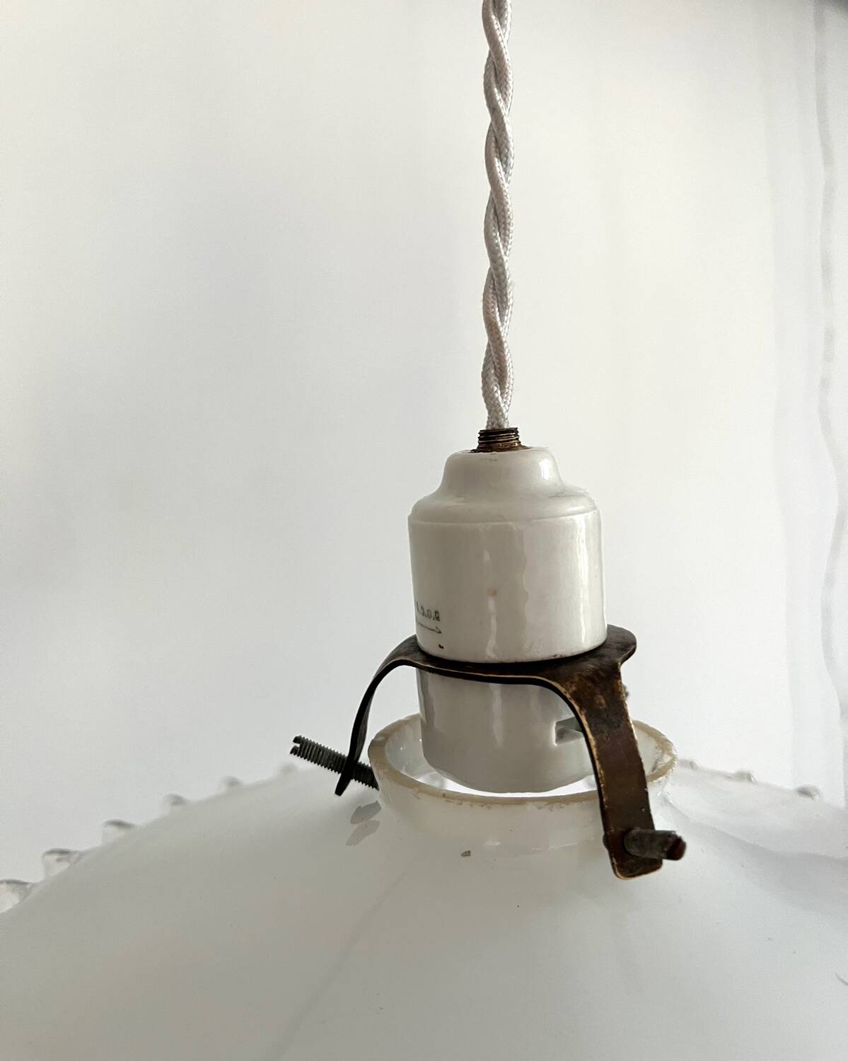 Suspension ancienne en opaline et porcelaine