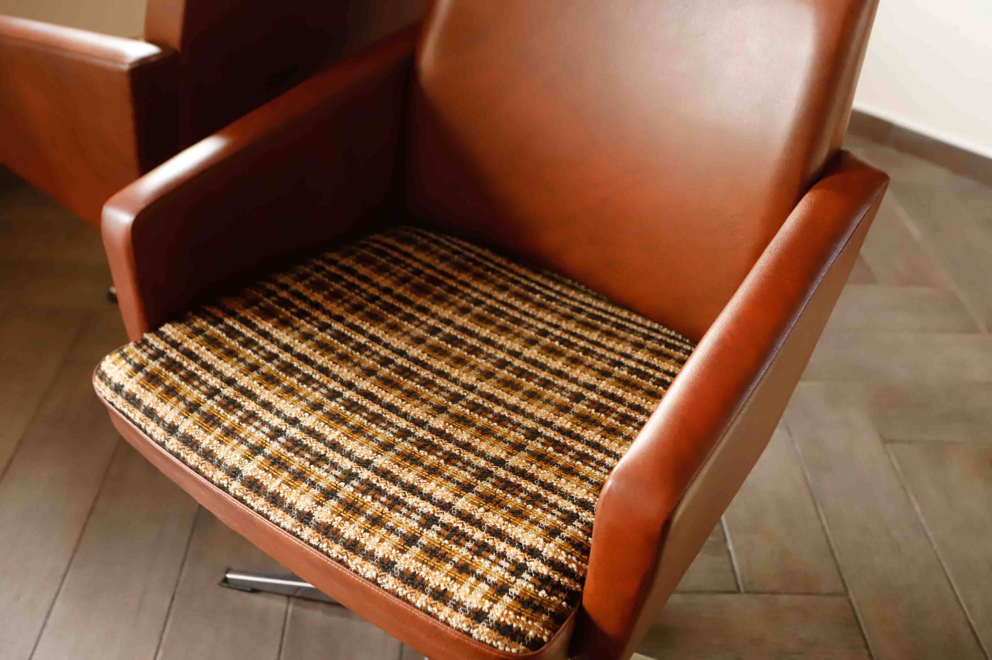 DDR Retro Swivel Armchair (1970s) – Brown Faux Leather & Checkered Seat
