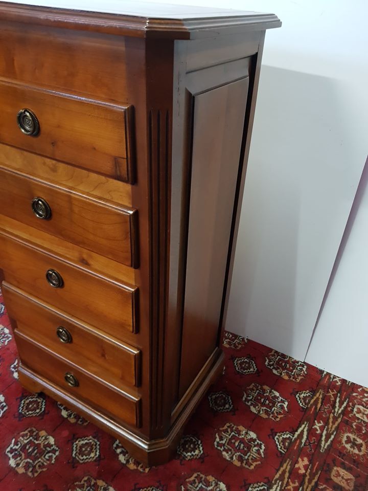 Chest of drawers in cherry