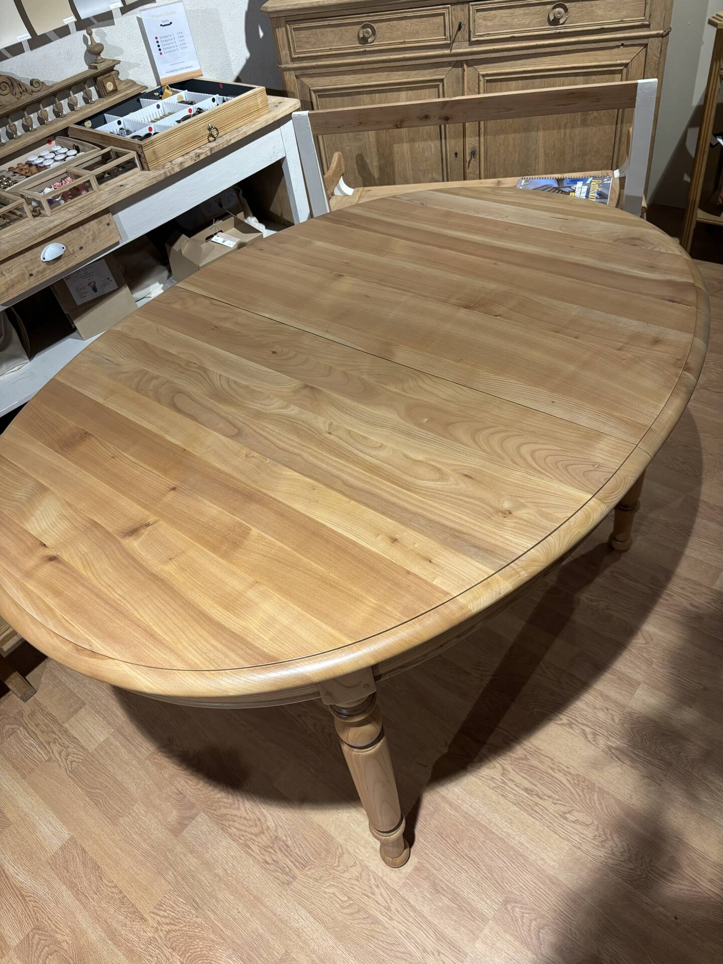 Table ovale en merisier naturel