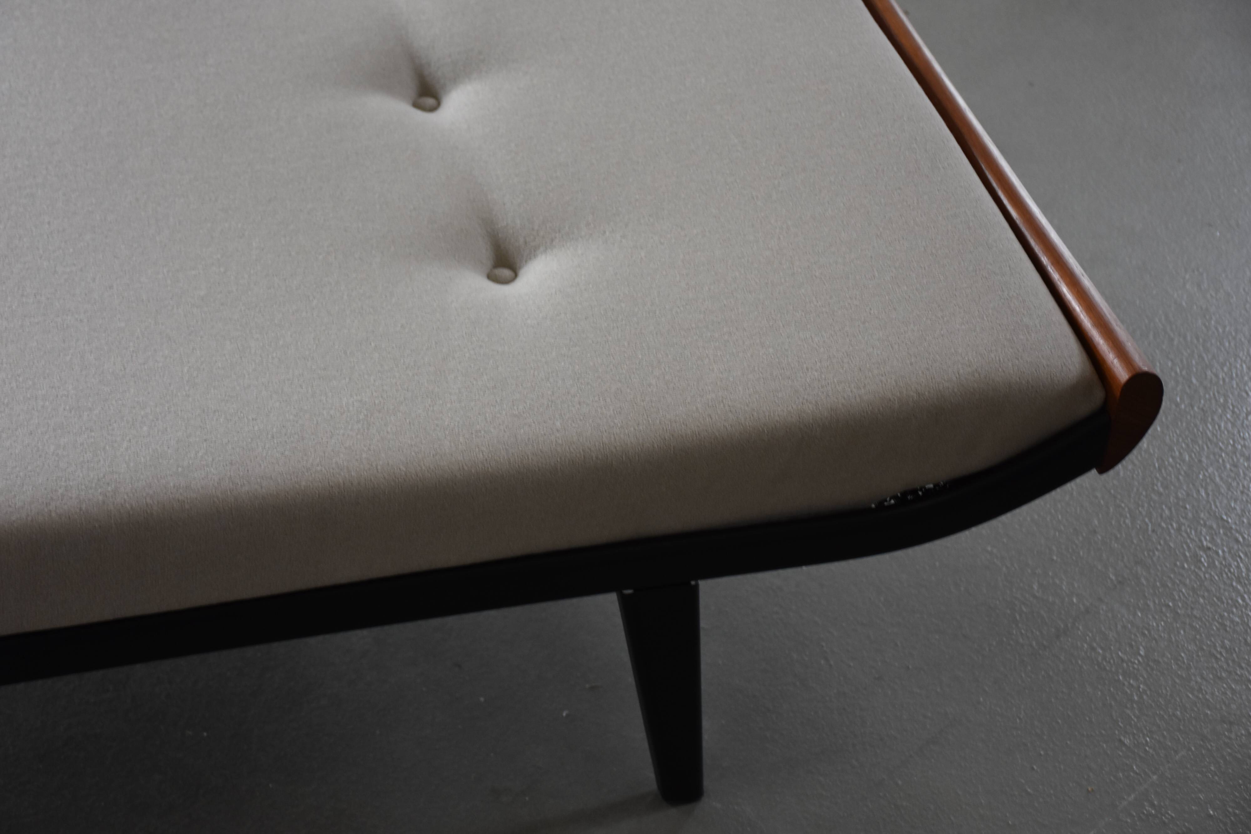 Méridienne Cléopâtre restaurée au design du milieu du siècle - Structure en teck et métal, années 60
