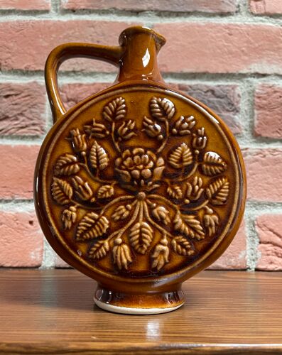 Vase rond allemand avec motif floral, pichet ornemental en céramique brune avec poignée