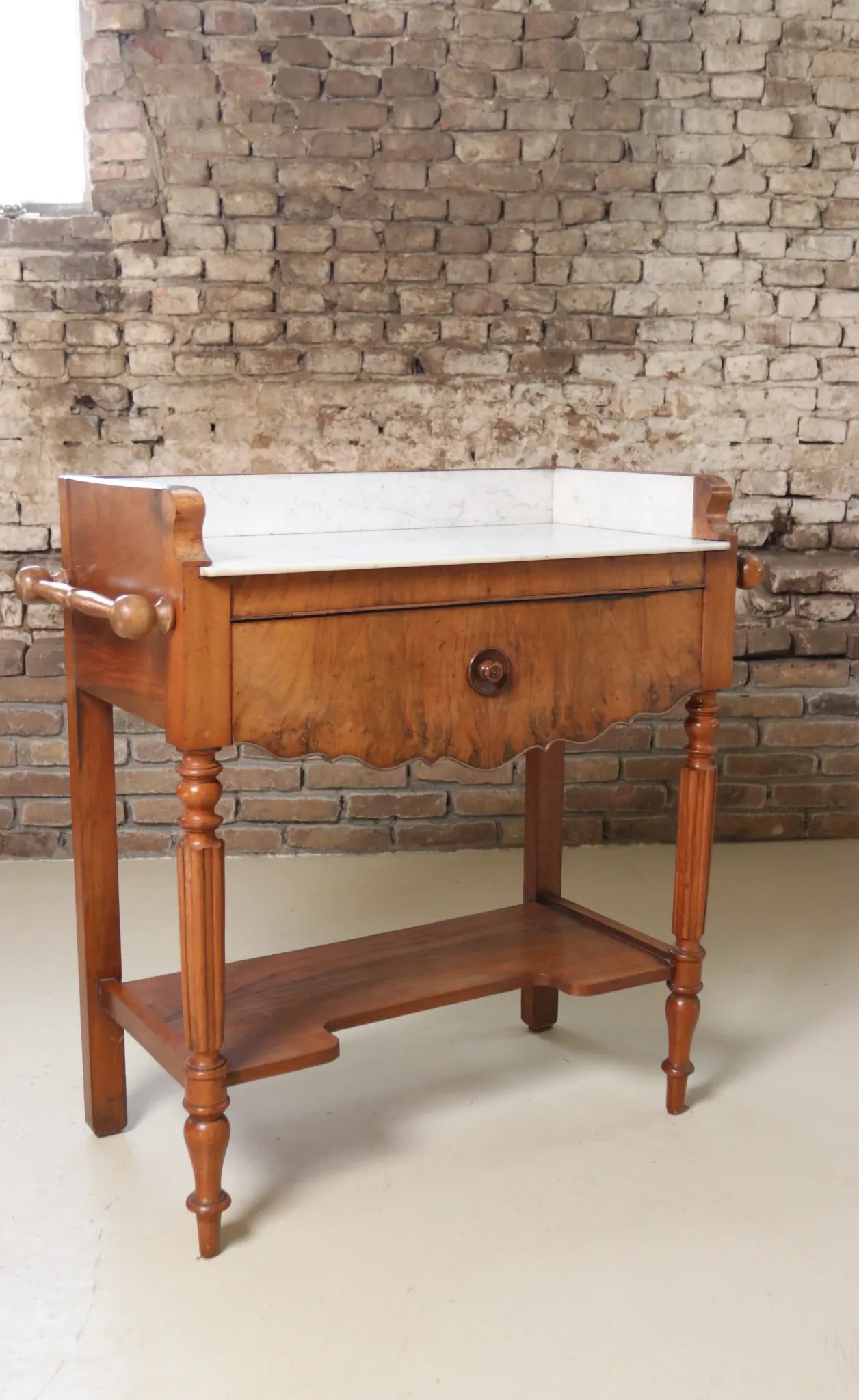 Walnut washstand with marble top and towel rails – Louis-Philippe, 19th c.