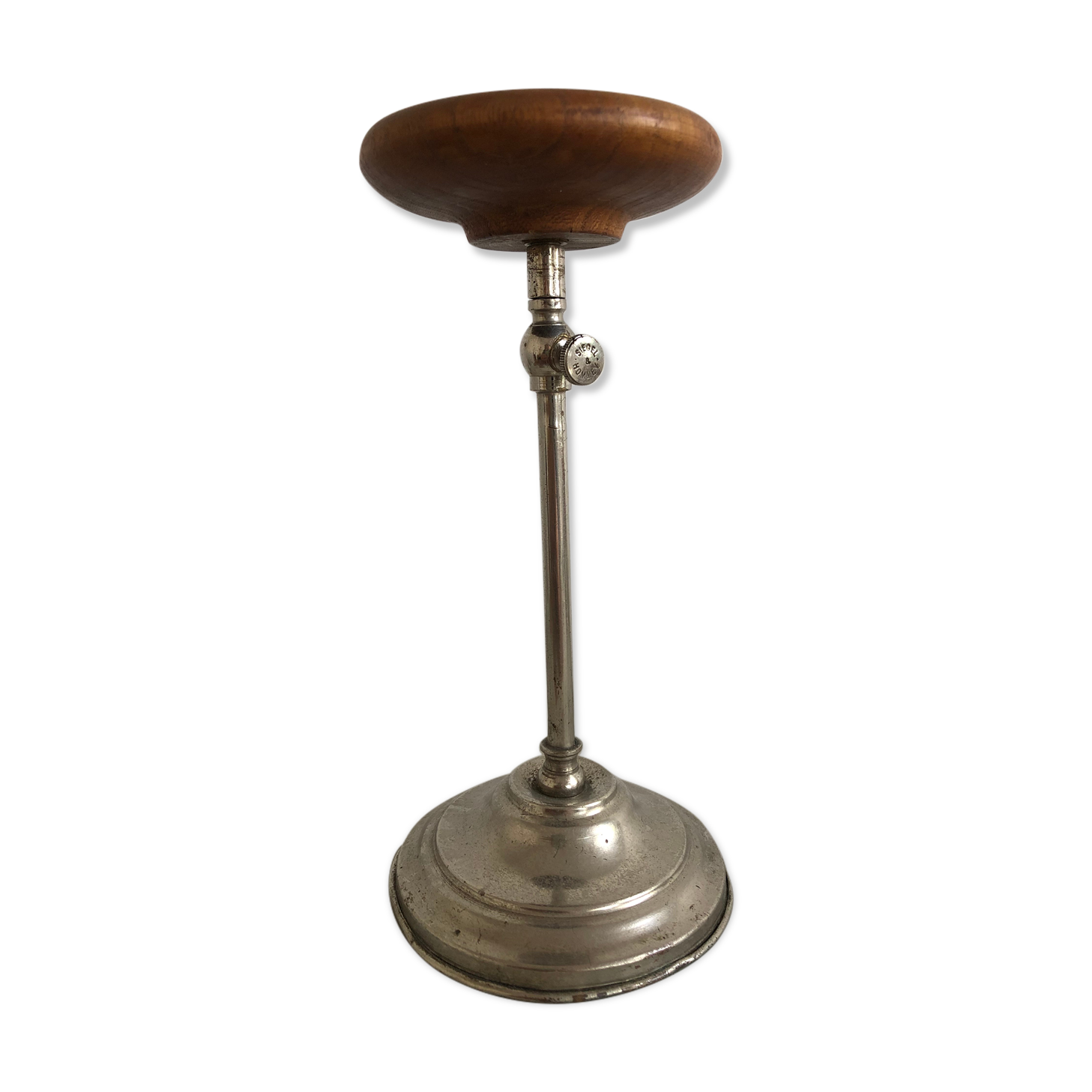 Former Siegel Hat-Wearing Presenter - Hommey