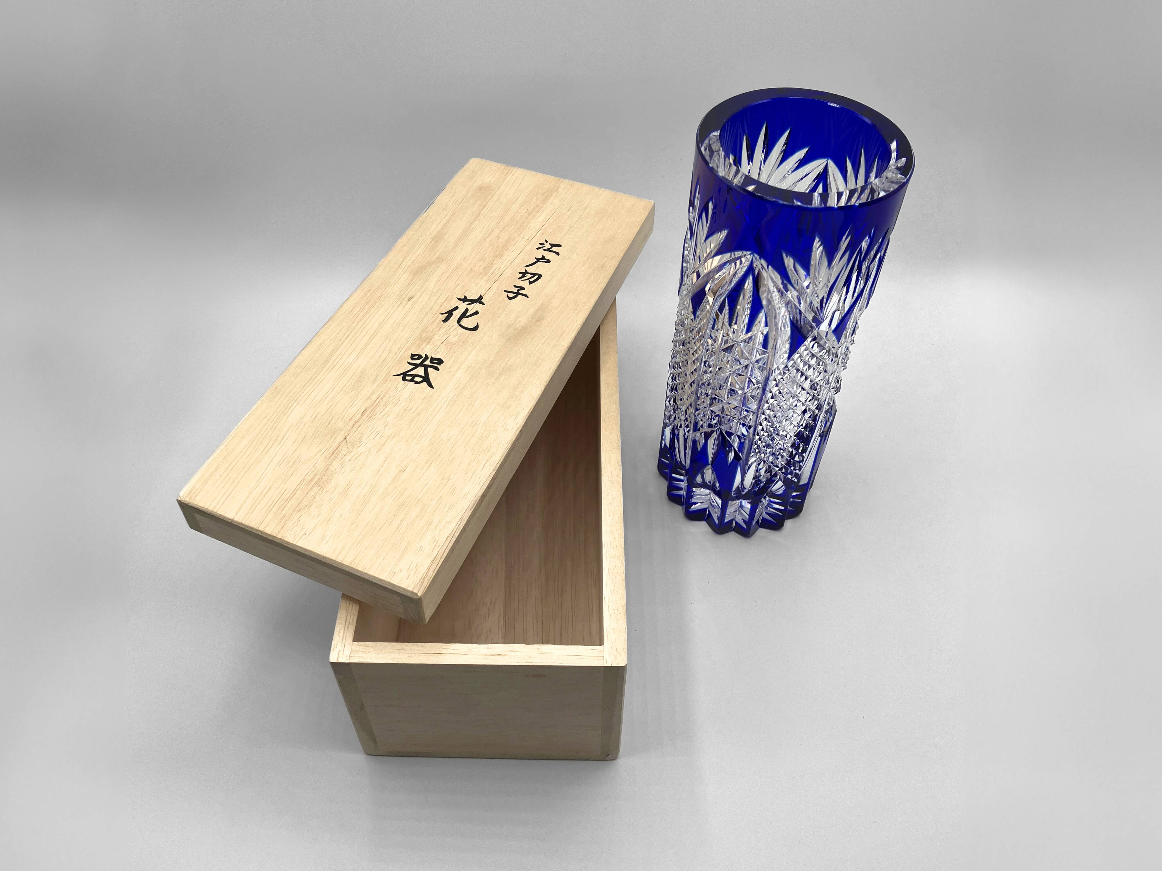 Vase japonais d'art EDO KIRIKO en cristal transparent et bleu cobalt