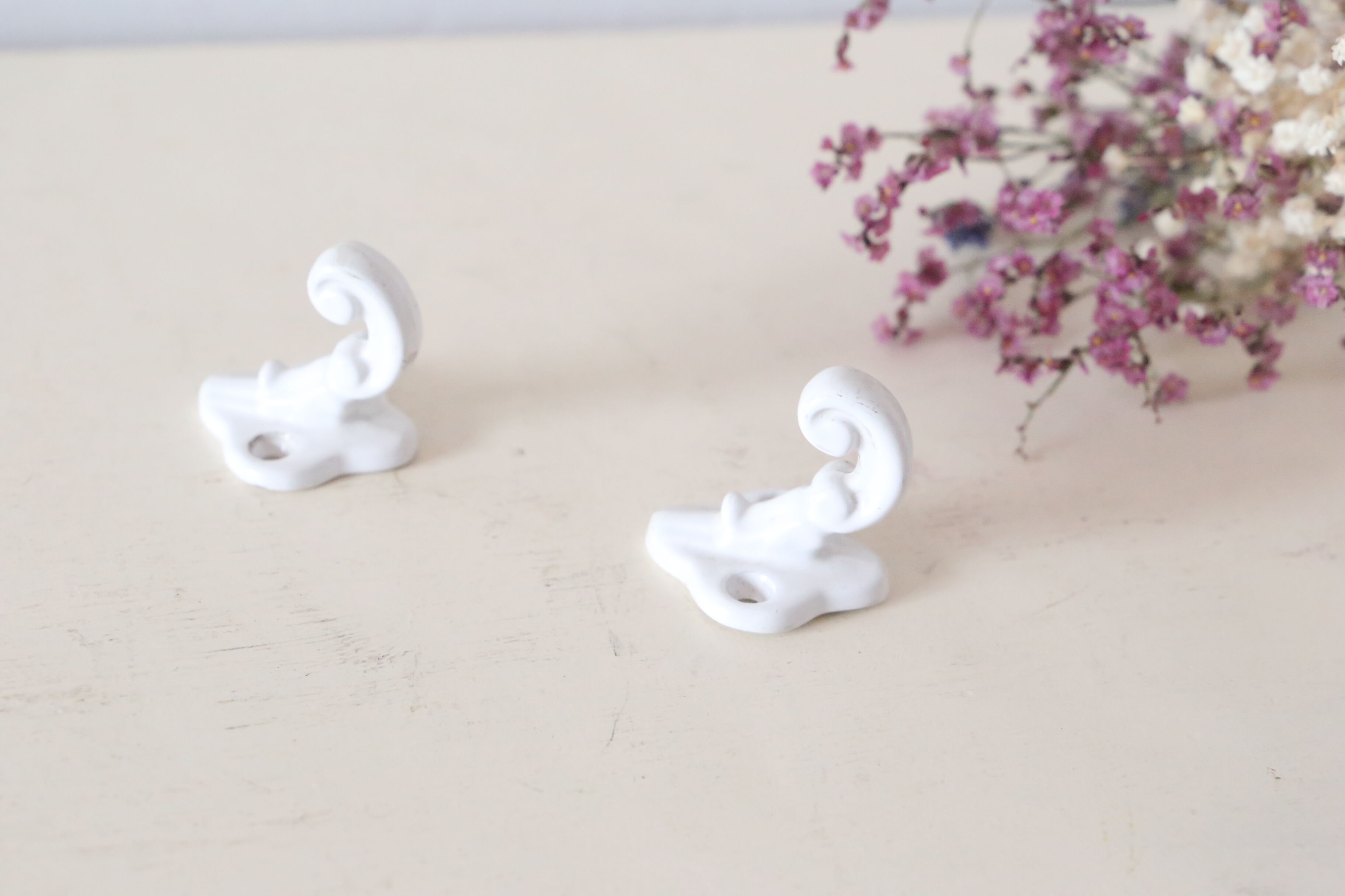 Duo of patères / white cast iron hooks, vintage, brass