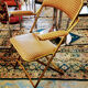 Chaise à bras dorée pliante