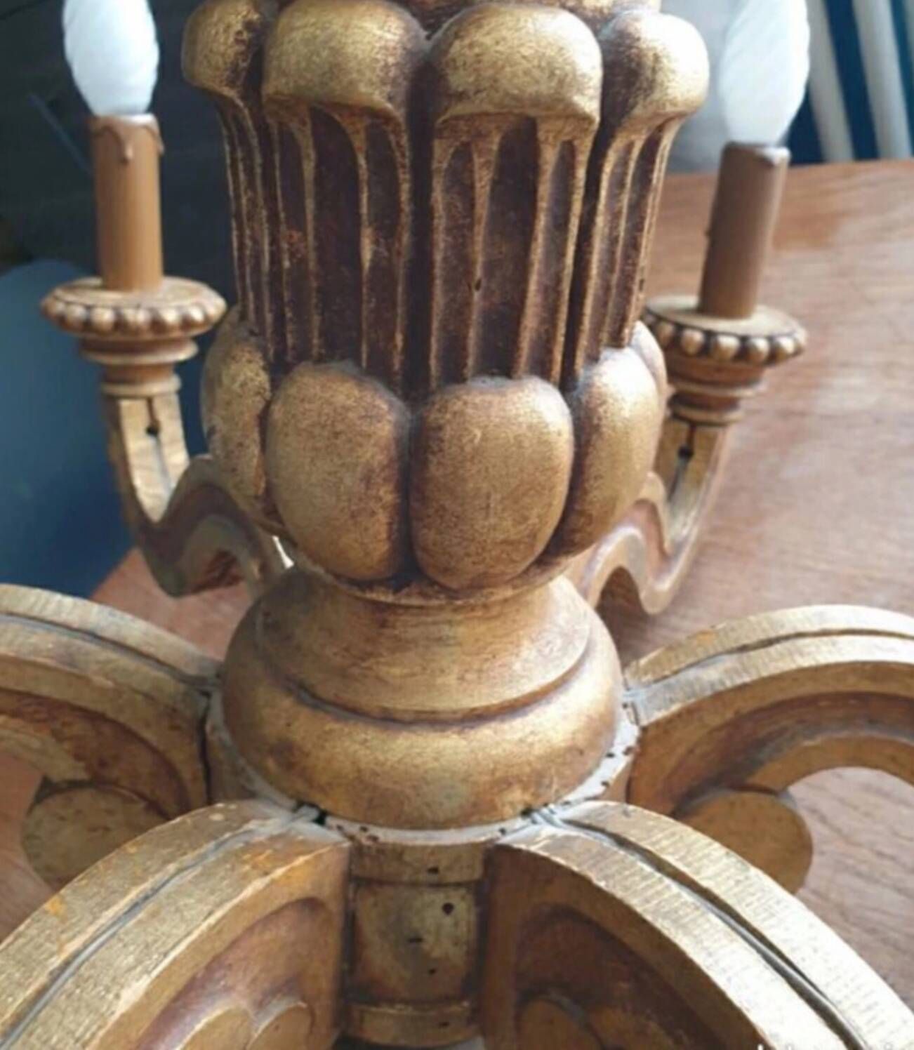Antique chandelier in carved wood, 6 light arms and gilded with fine gold.