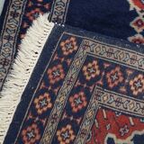 Tapis en laine bleu foncé – 139 x 66 cm