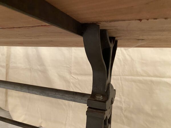 Grande table à manger de style industriel
