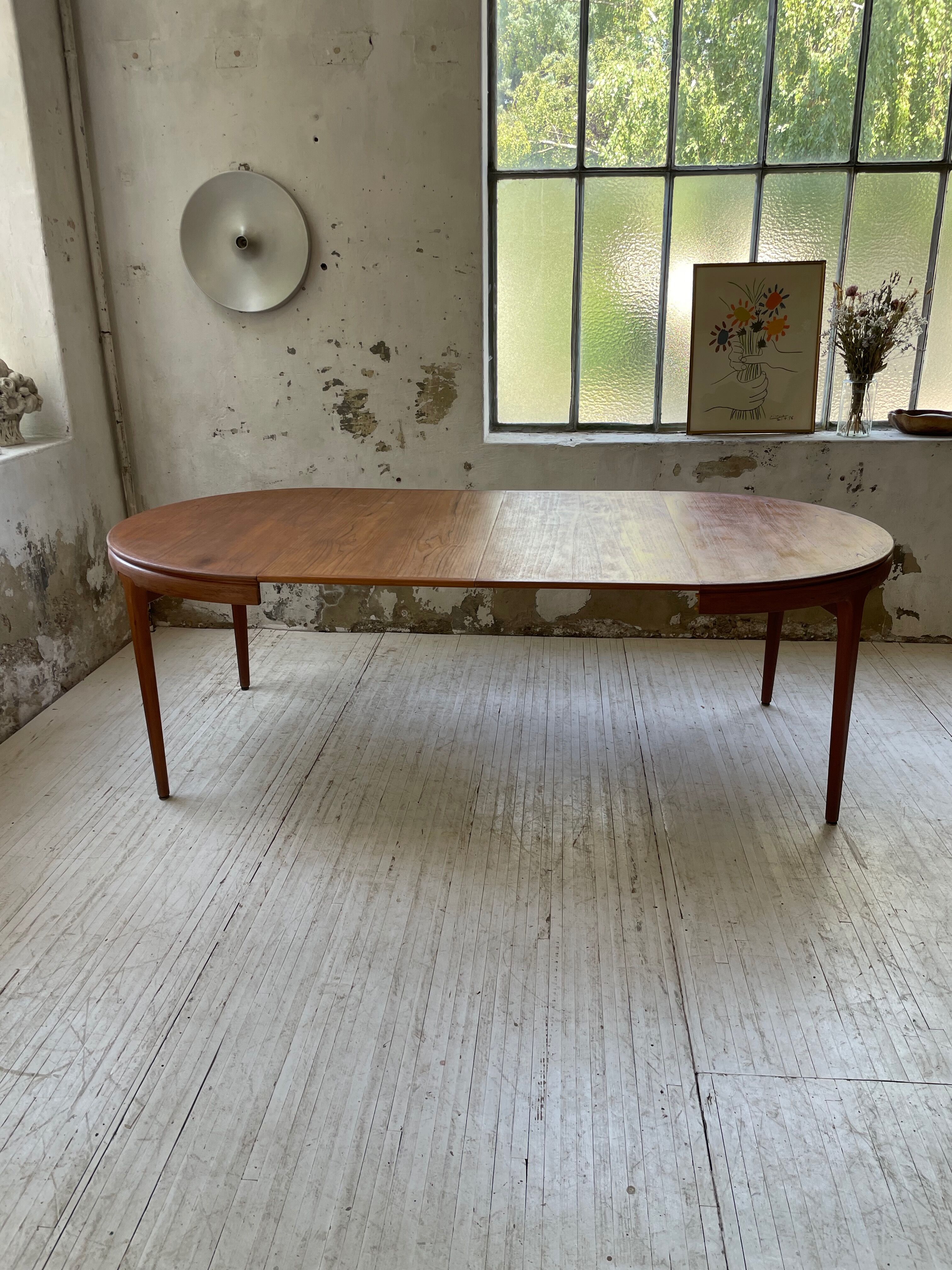 Round table 120-230 cm scandinavian samcom arne hovmand olsen